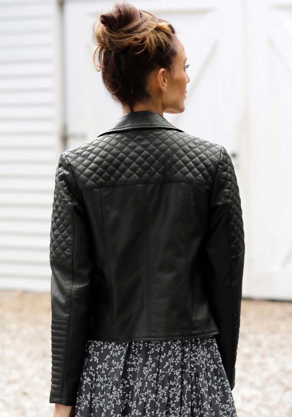 LASCANA Lederimitatjacke mit Bikerdetails, kurze Bikerjacke, figurbetont