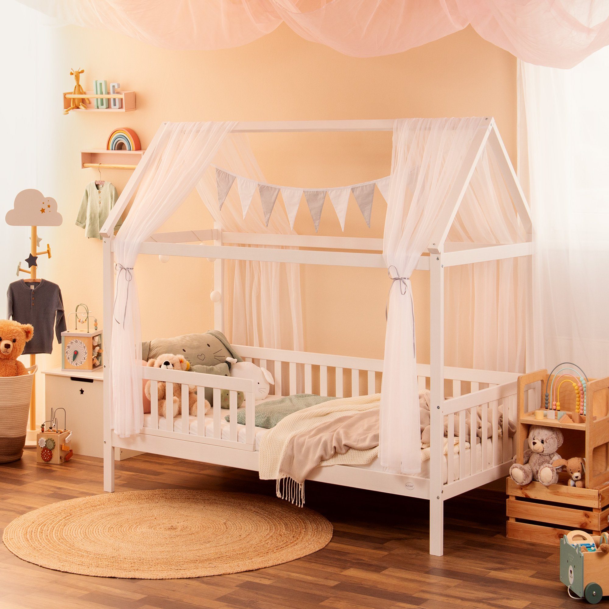 Alcube Hausbett HEIM - Mit Hausbett Jugendbett 80x160 für Lichterkette, Dekoration Mädchen Jungen massivem 80x160 SET und weiß), FSC I Weiß BESTSELLER! Lattenrost, 80x160, Deko (Kinderbett weiß Matratze Kiefernholz - I Weiß und aus Matratze KOMPLETT Liegefläche ohne zertifizierter wechselbarem ohne Hausbetten cm Lieferung Lichterkette GRATIS in Rausfallschutz + 80x160 inkl