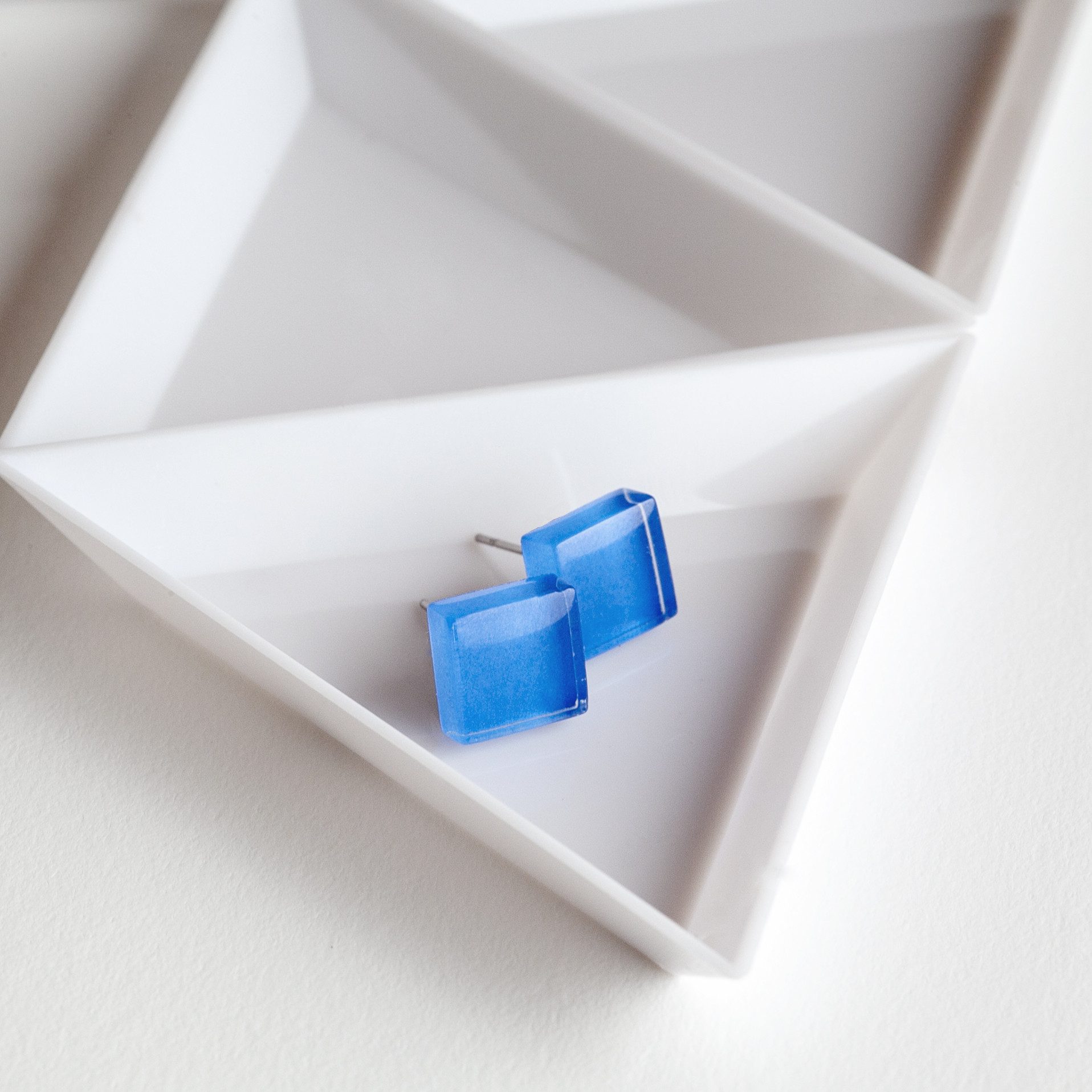 ALEXASCHA Paar Ohrstecker Kleine quadratische Stecker aus Glas • hypoallergener Edelstahl • 10mm