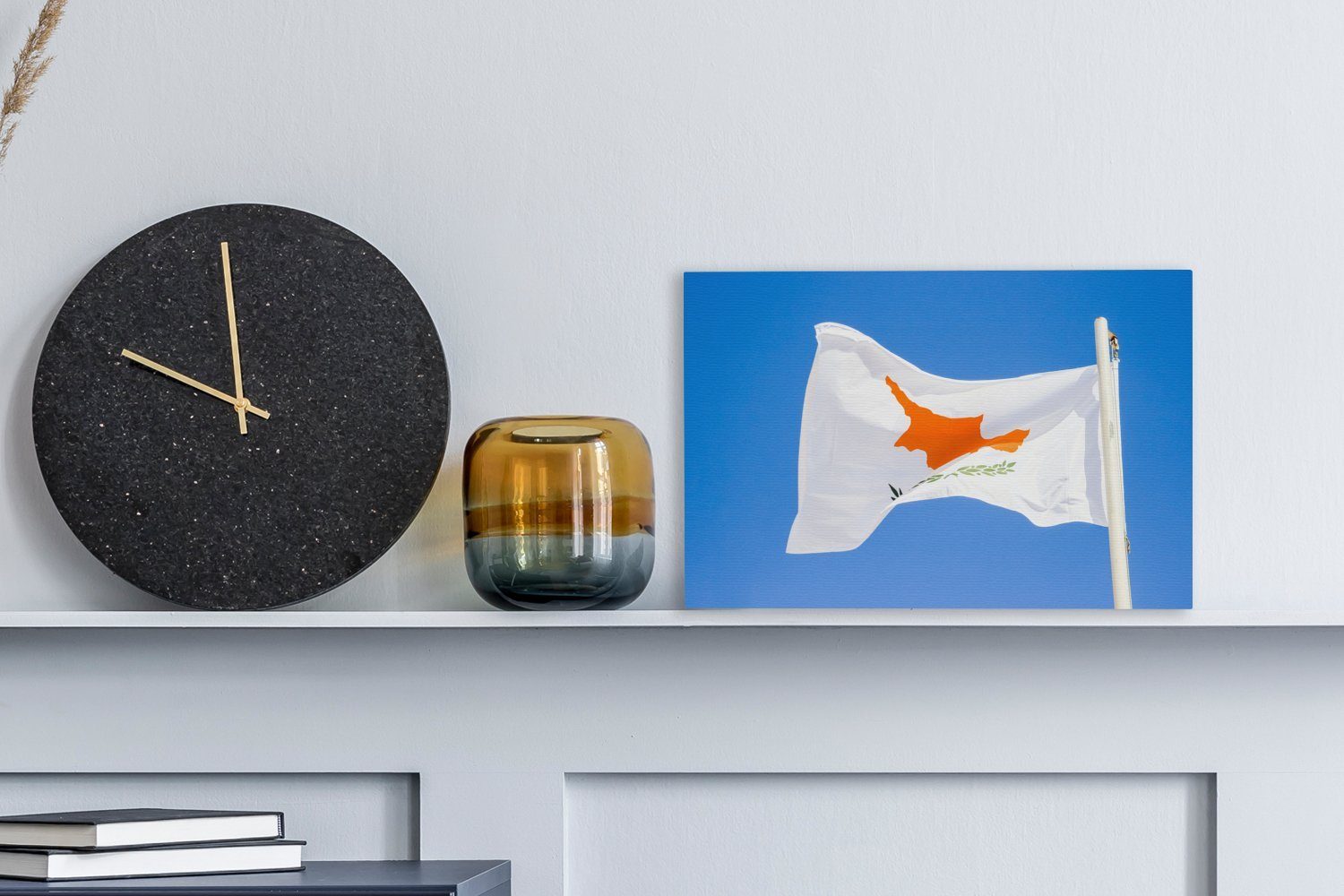30x20 Leinwandbilder, cm OneMillionCanvasses® Fliegende Wandbild Himmel, St), blauem Leinwandbild mit Flagge Zyperns Wanddeko, Aufhängefertig, (1