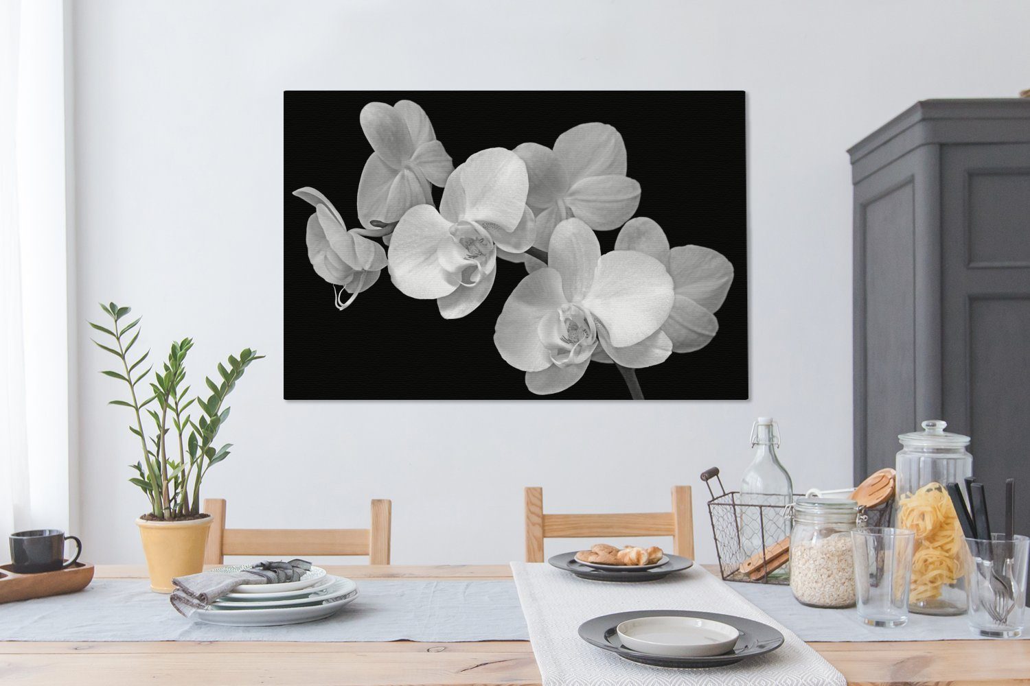 Wohnbereiche, alle Orchideen großes, Leinwandbild Eine -, cm für schwarzem OneMillionCanvasses® Gemälde, von XXL, auf Wandbild (1 120x80 St), Nahaufnahme Hintergrund
