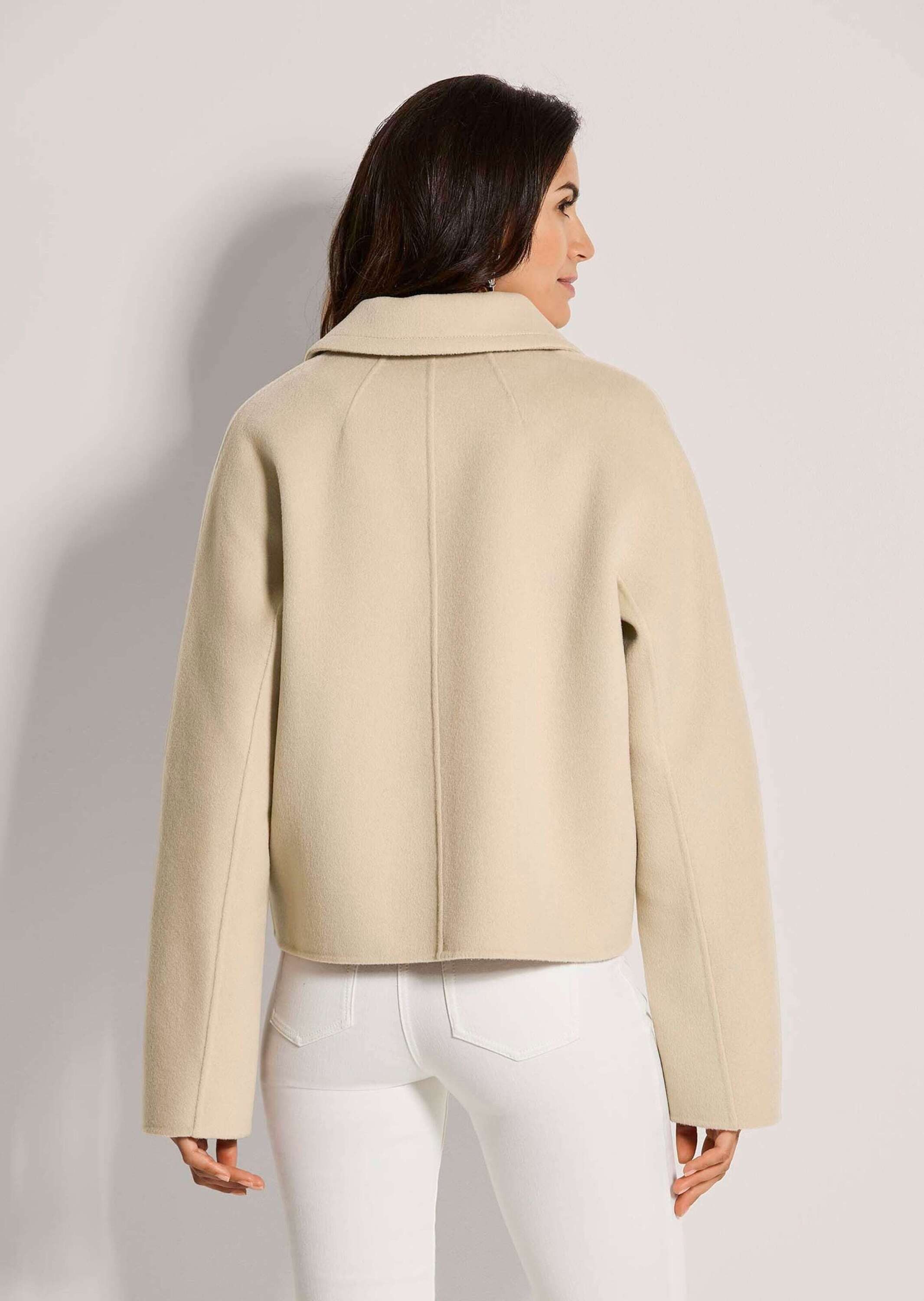 MADELEINE Outdoorjacke Kurzjacke mit goldenen Knöpfen Wolljacke mit Hemdkragen, aufgesetzten Taschen und Langarm