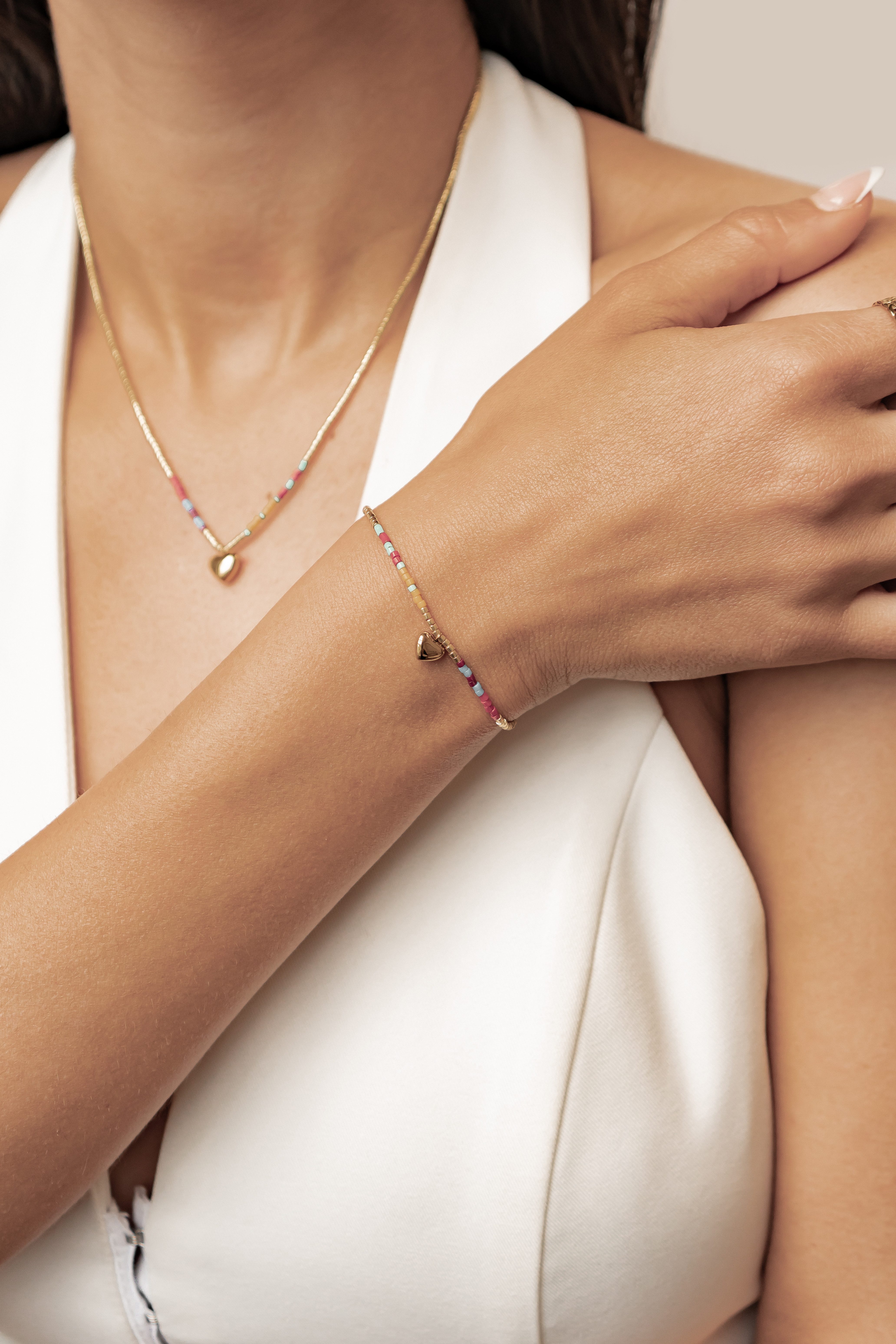Hey Happiness Charm-Armband mit Herz, Buntes Perlenarmband, Wasserfestes Edelstahl Damen Boho Armband, für Sommer und Strand