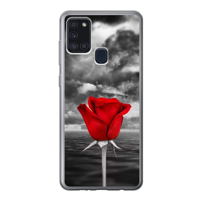 MuchoWow Handyhülle Schwarz-Weiß-Fotografie einer roten Rose vor einem Meer und einem Handyhülle Samsung Galaxy A21s Smartphone-Bumper Print Handy