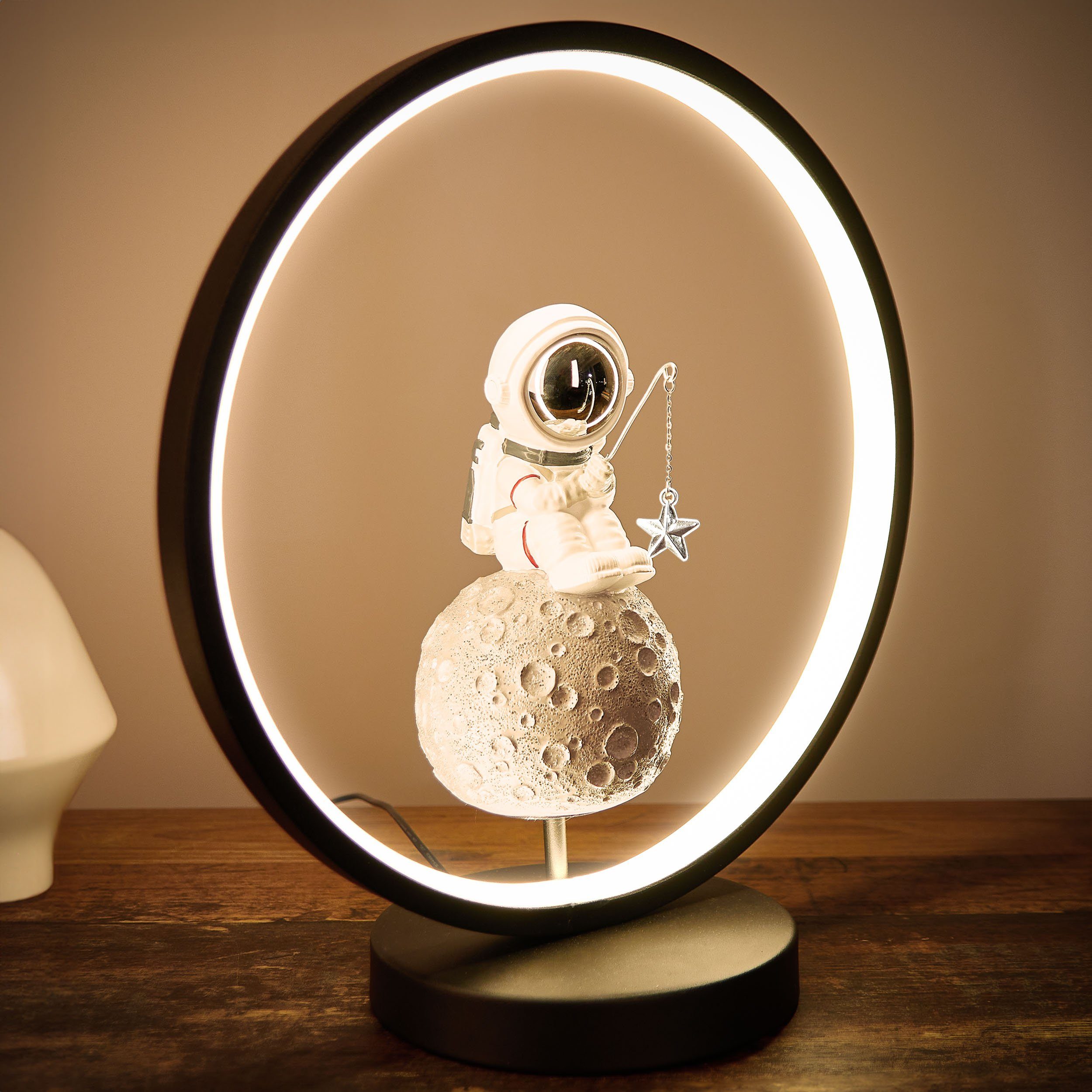 BRUBAKER LED Nachttischlampe Astronaut auf dem Mond mit Angel - 32 cm Tisch günstig online kaufen