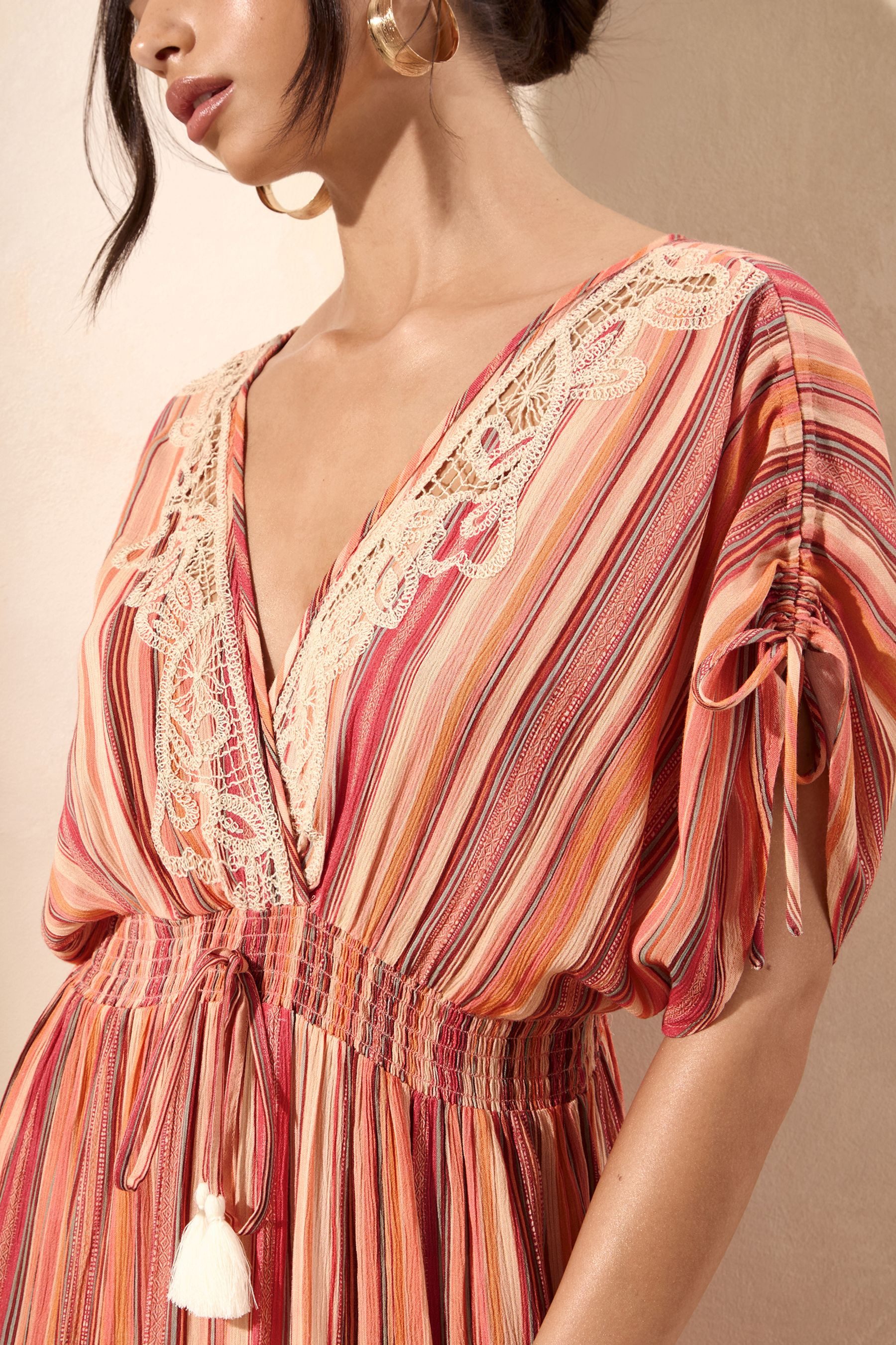 LIPSY Maxikleid Lipsy Maxikleid mit V-Ausschnitt mit Fransen (1-tlg)