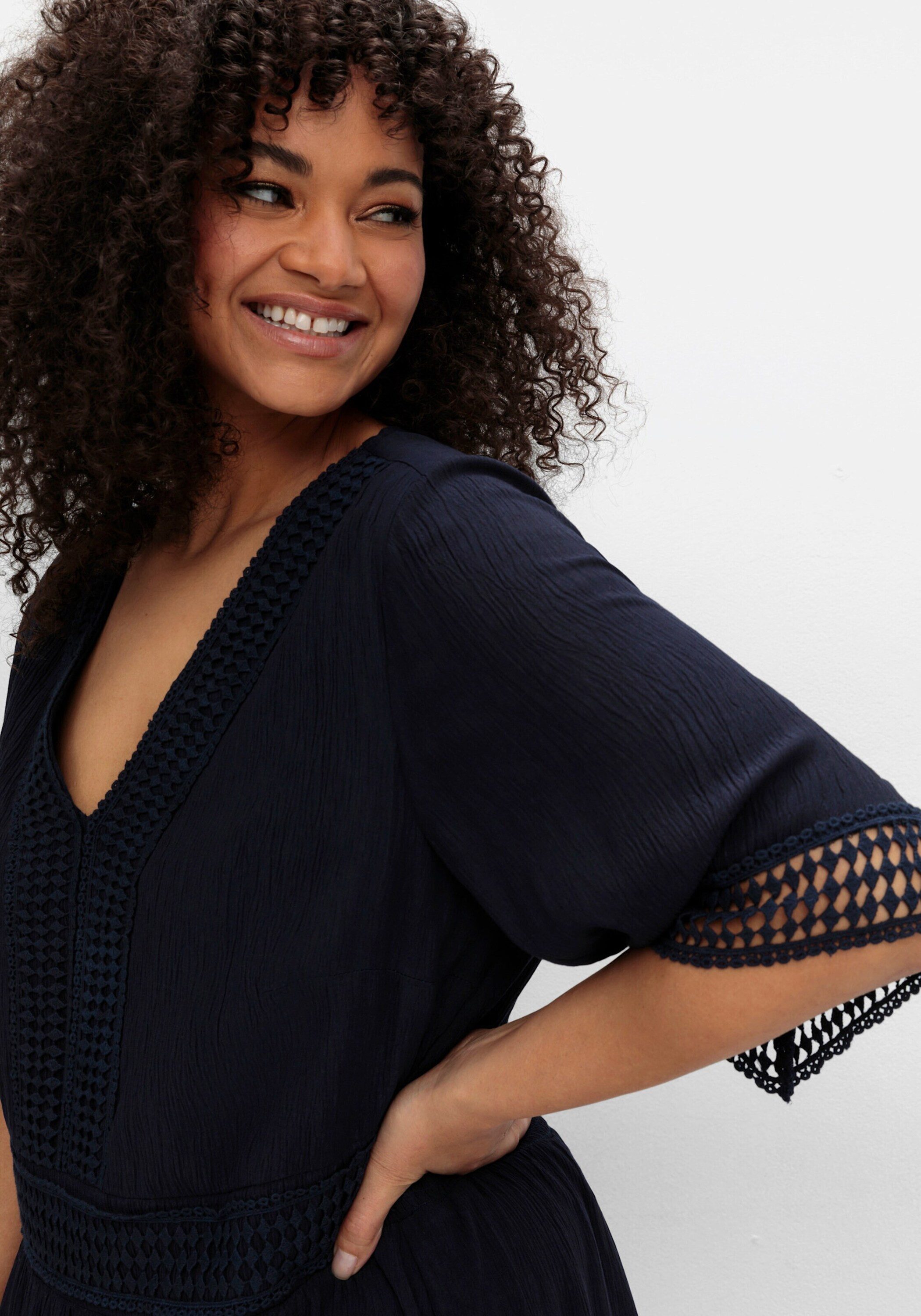 Sheego Etuikleid Maxikleid 3/4-Arm mit Häkelspitze und weitem Rock – Bild 3 von 5
