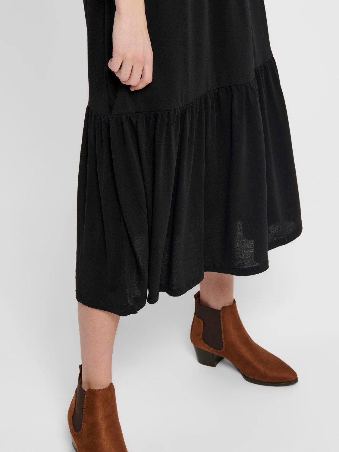 Midi JDYDALILA Schwarz Rüschen Kleid (lang, Lockeres JACQUELINE Maxi Bluse YONG Stretch 3996 Kurzarm 1-tlg) Shirtkleid de in