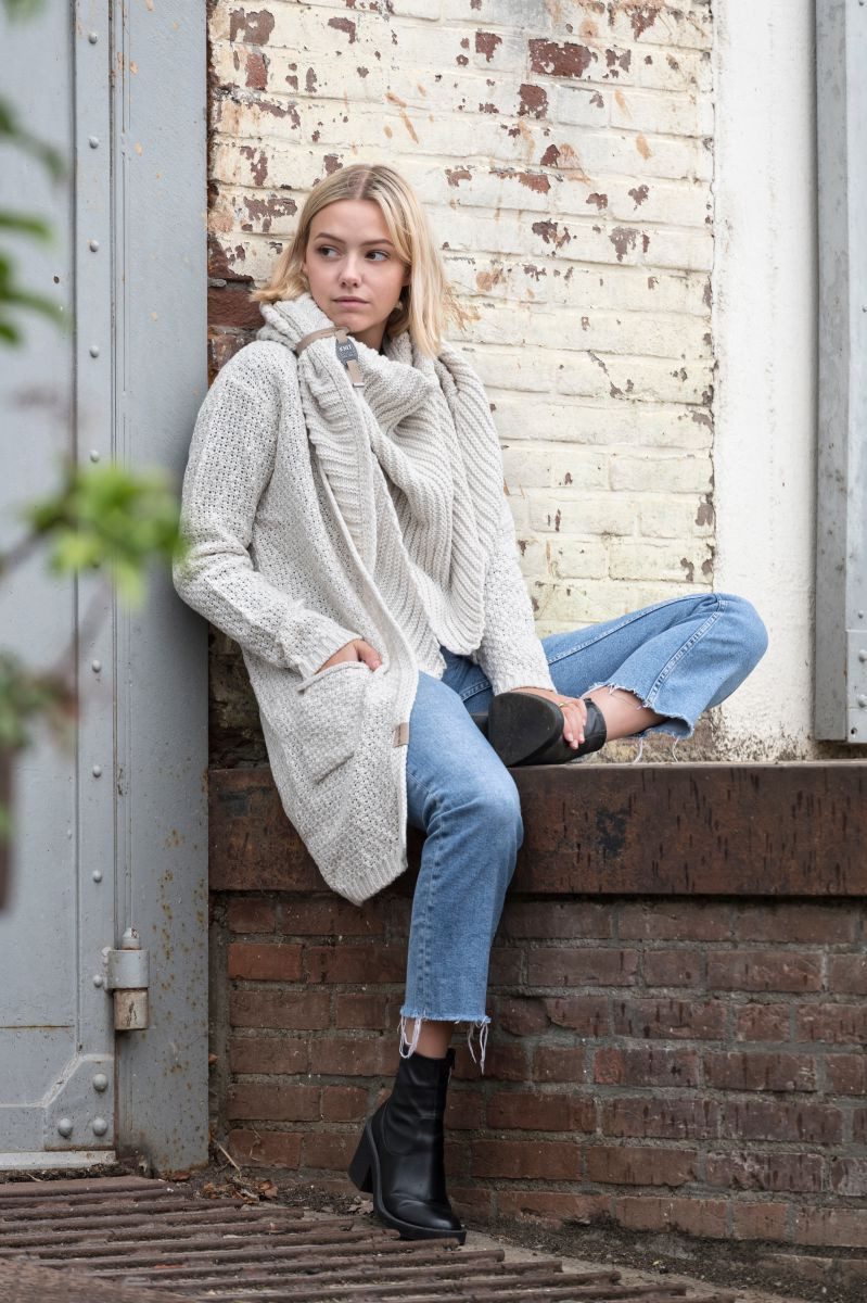 Knit Factory Strickjacke Luna Strickjacken 36/38 Glatt Beige (1-tlg) modern Strickware Strickartikel Strickmode