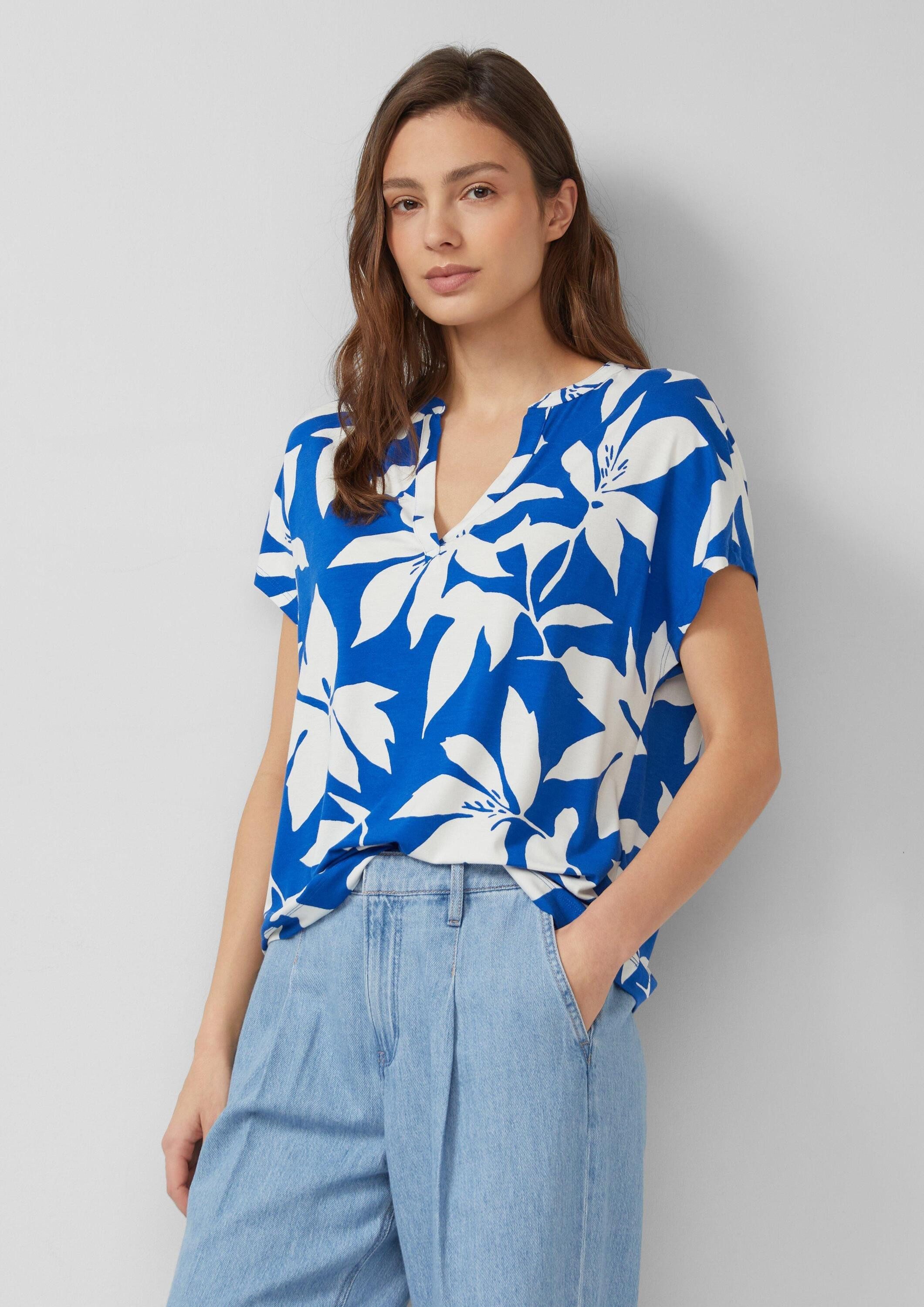 s.Oliver Kurzarmshirt T-Shirt Gemustertes Jersey-T-Shirt mit V-Ausschnitt