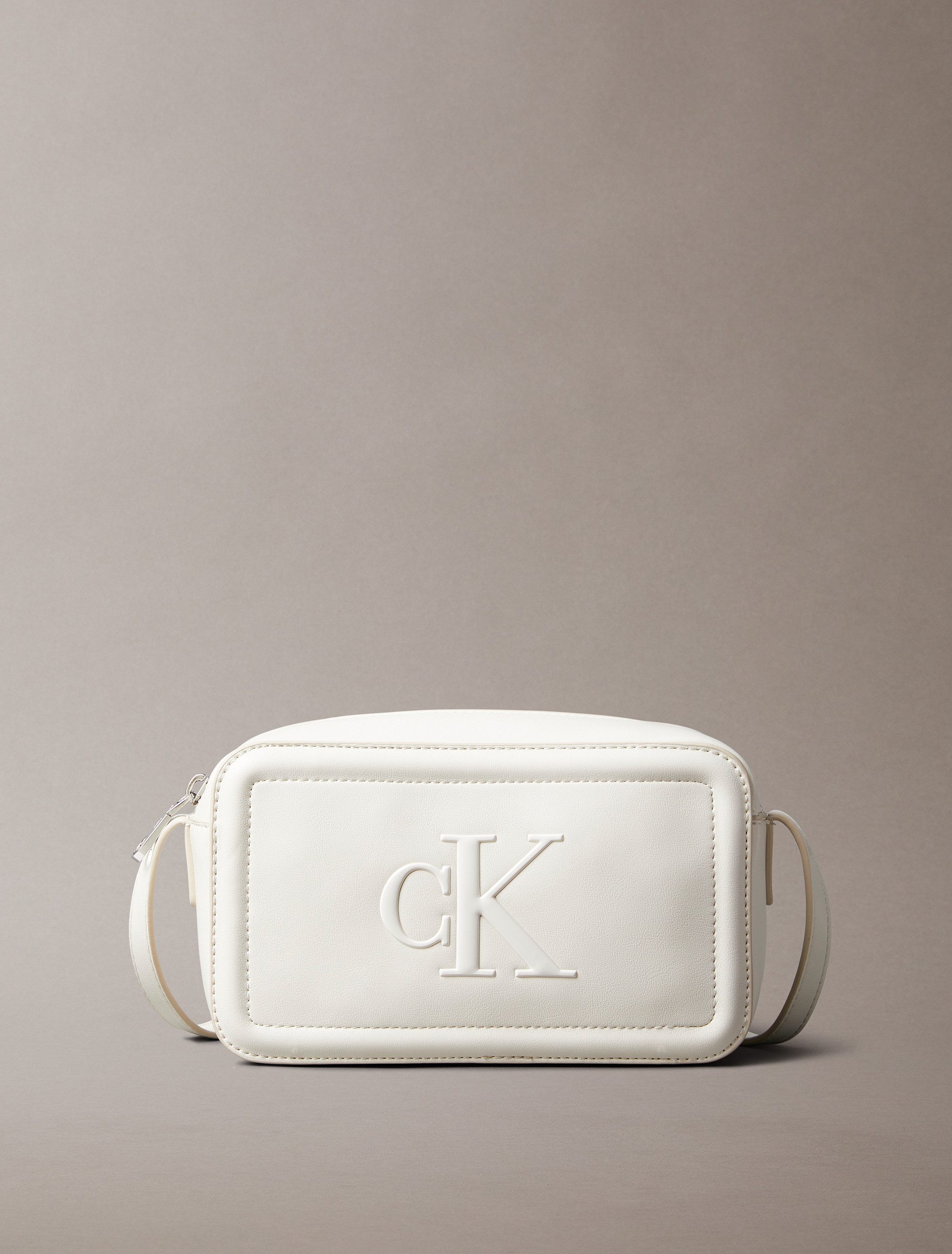 Calvin Klein Mini Bag BOLD CK CAMERA BAG, kleine Damen-Umhängetasche, Schultertasche, Kamerabag mit CK-Logo