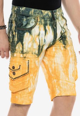 Cipo & Baxx Shorts im auffälligen Batik-Look