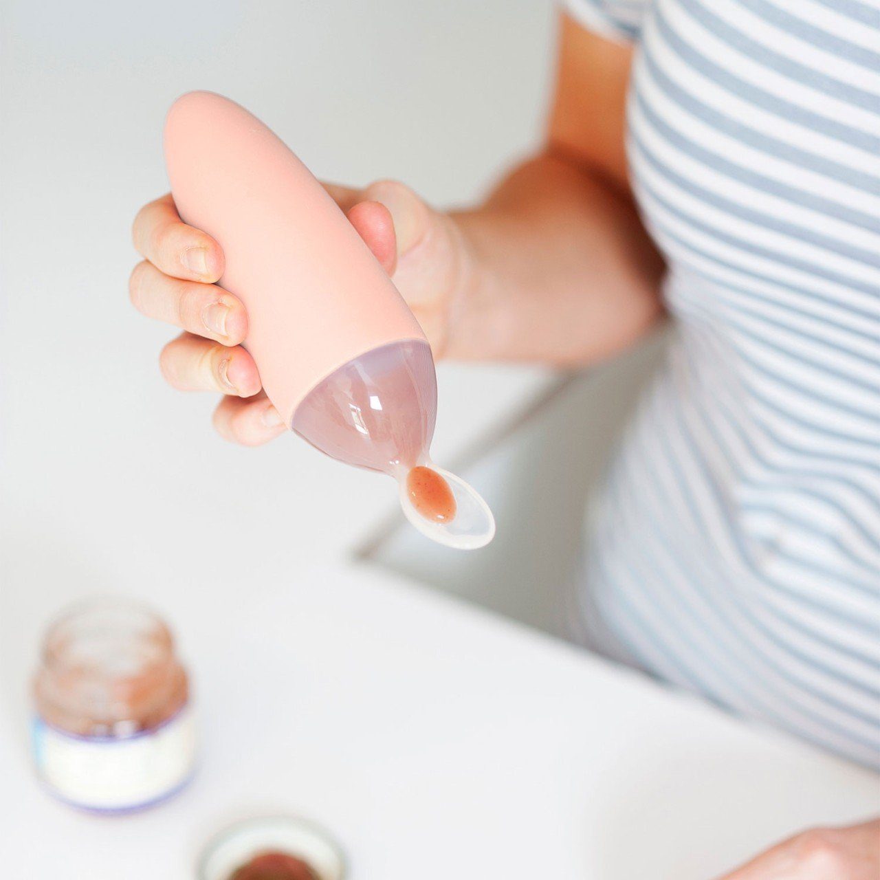LeNoSa Babyflasche SQUIRT Silikon Löffelspender ideal auf Reisen >>>, Nicht nur einfach ein Löffel… eine Revolution pink