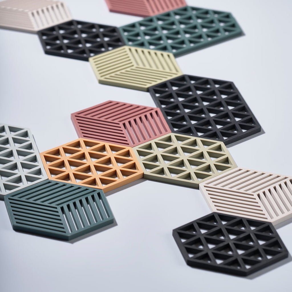 Zone Denmark Topfuntersetzer Hexagon Streifen 16 x 14 cm Silikon Warm Grey, hitzebeständig spülmaschinengeeignet