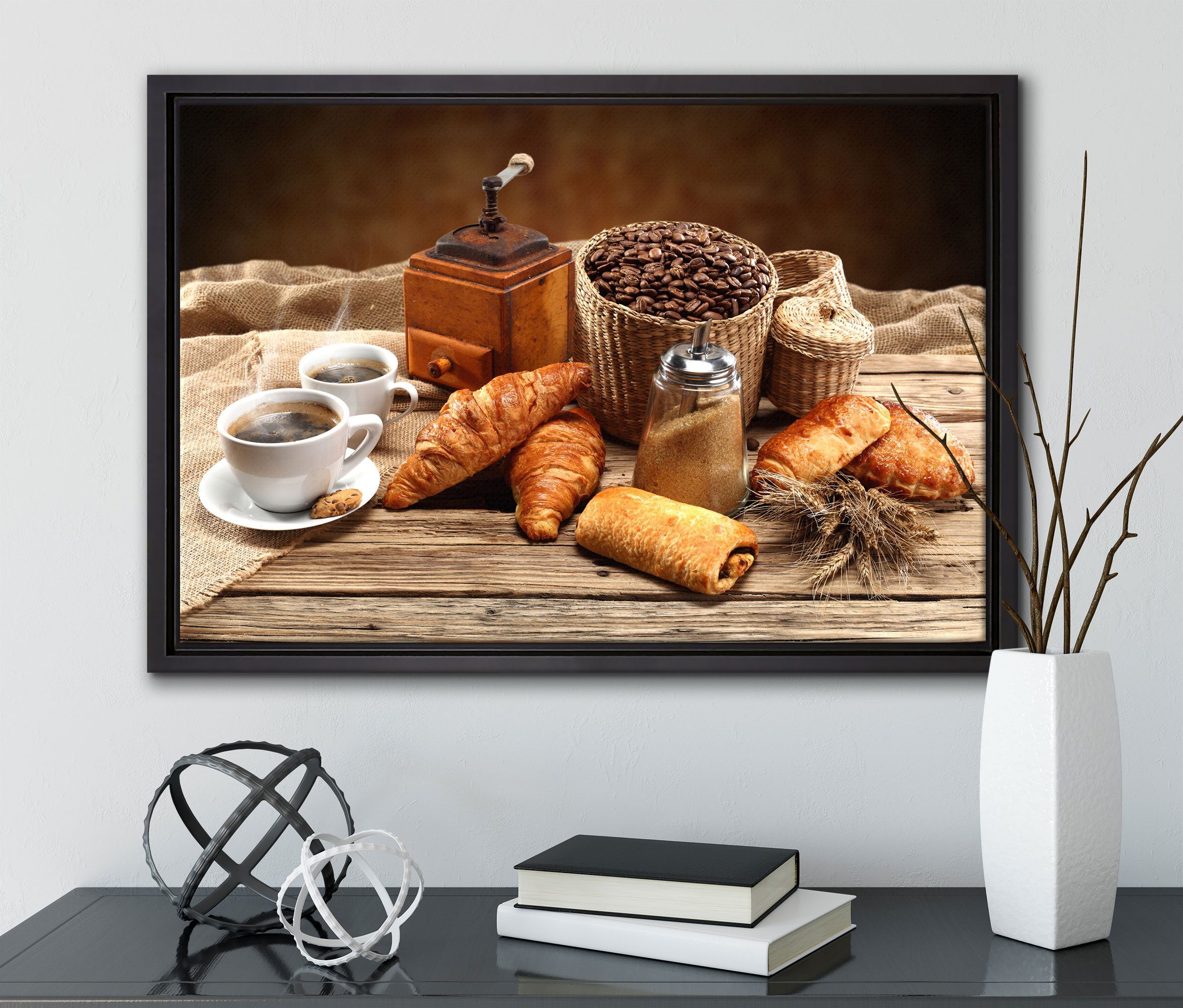 bespannt, mit Leinwandbild Wanddekoration Aromatischer inkl. St), Kaffee in Zackenaufhänger Schattenfugen-Bilderrahmen einem Croissant, gefasst, (1 Pixxprint fertig Leinwandbild