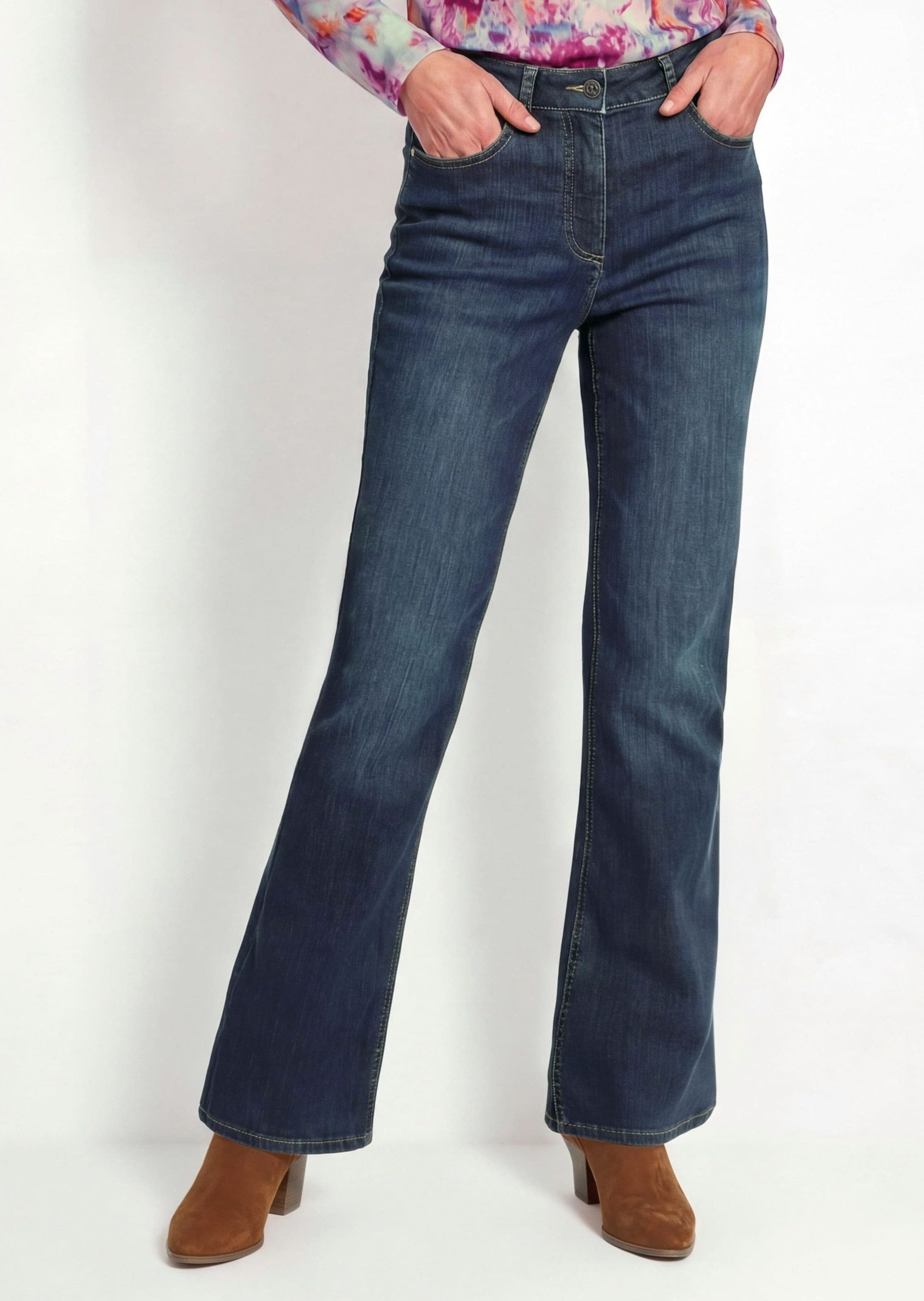 GOLDNER 5-Pocket-Jeans Denimhose CARLA mit ausgestelltem Bein Elastische 5-Pocket-Jeans mit Formbund und Gürtelschlaufen