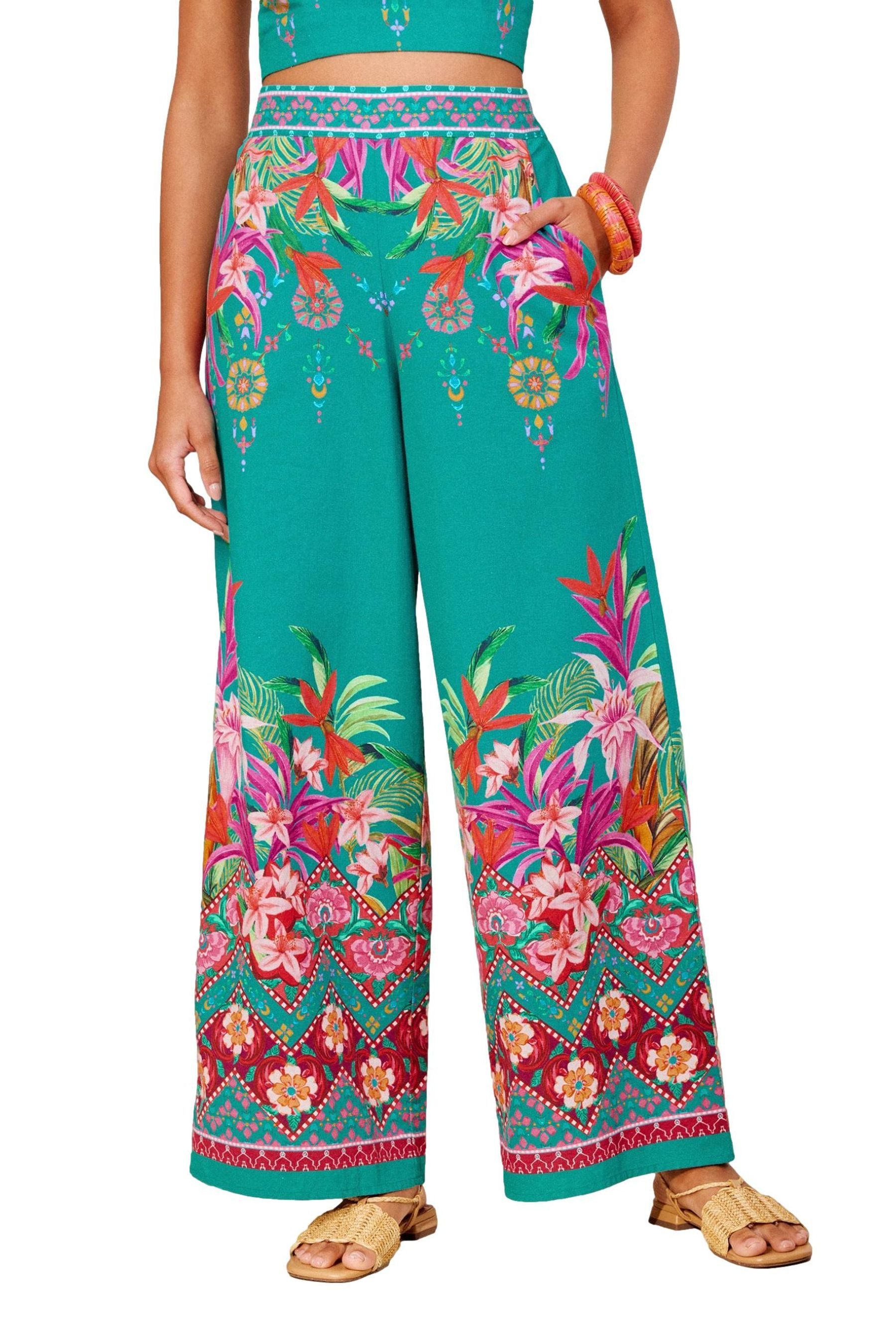 Love & Roses Stoffhose Love & Roses Hose mit geblümtem Placement-Print (1-tlg)