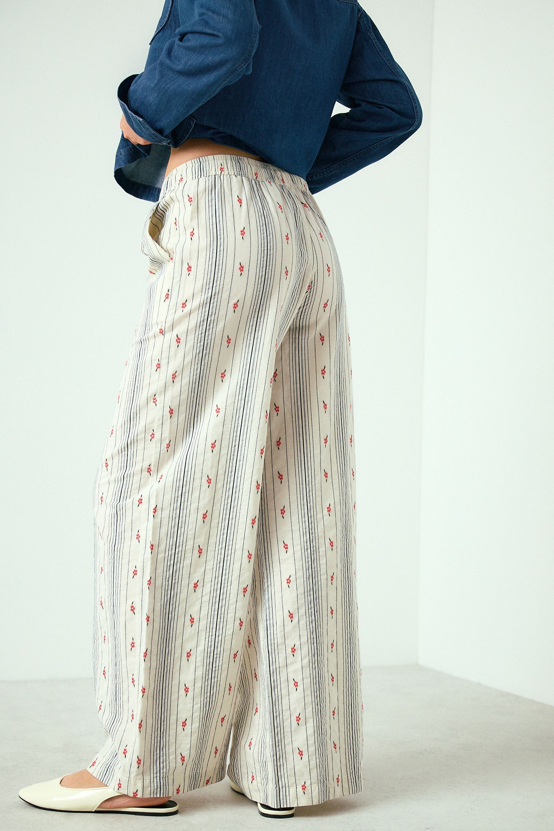 Next Palazzohose Gestreifte Hose mit weitem Bein und Blumen (1-tlg)