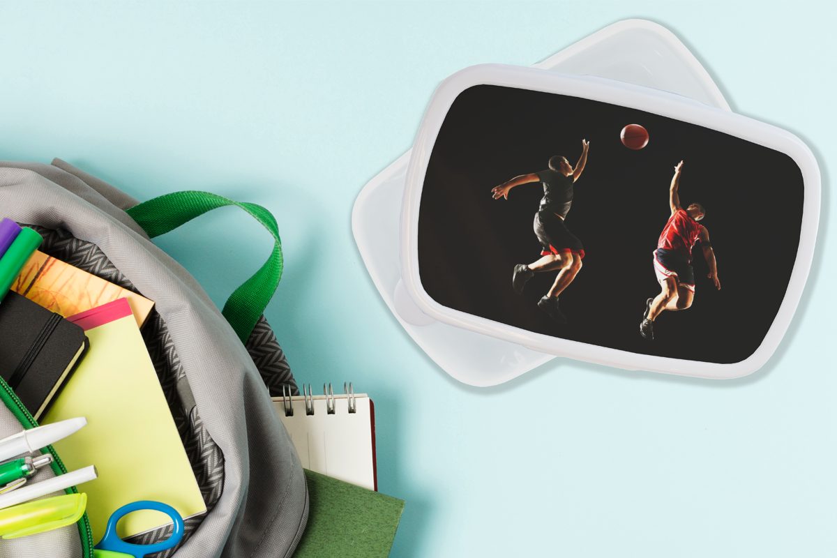 MuchoWow Lunchbox Zwei Basketballspieler springen um Kunststoff, und für Brotbox Erwachsene, Kinder Brotdose, und (2-tlg), weiß für Mädchen den Ball, Jungs