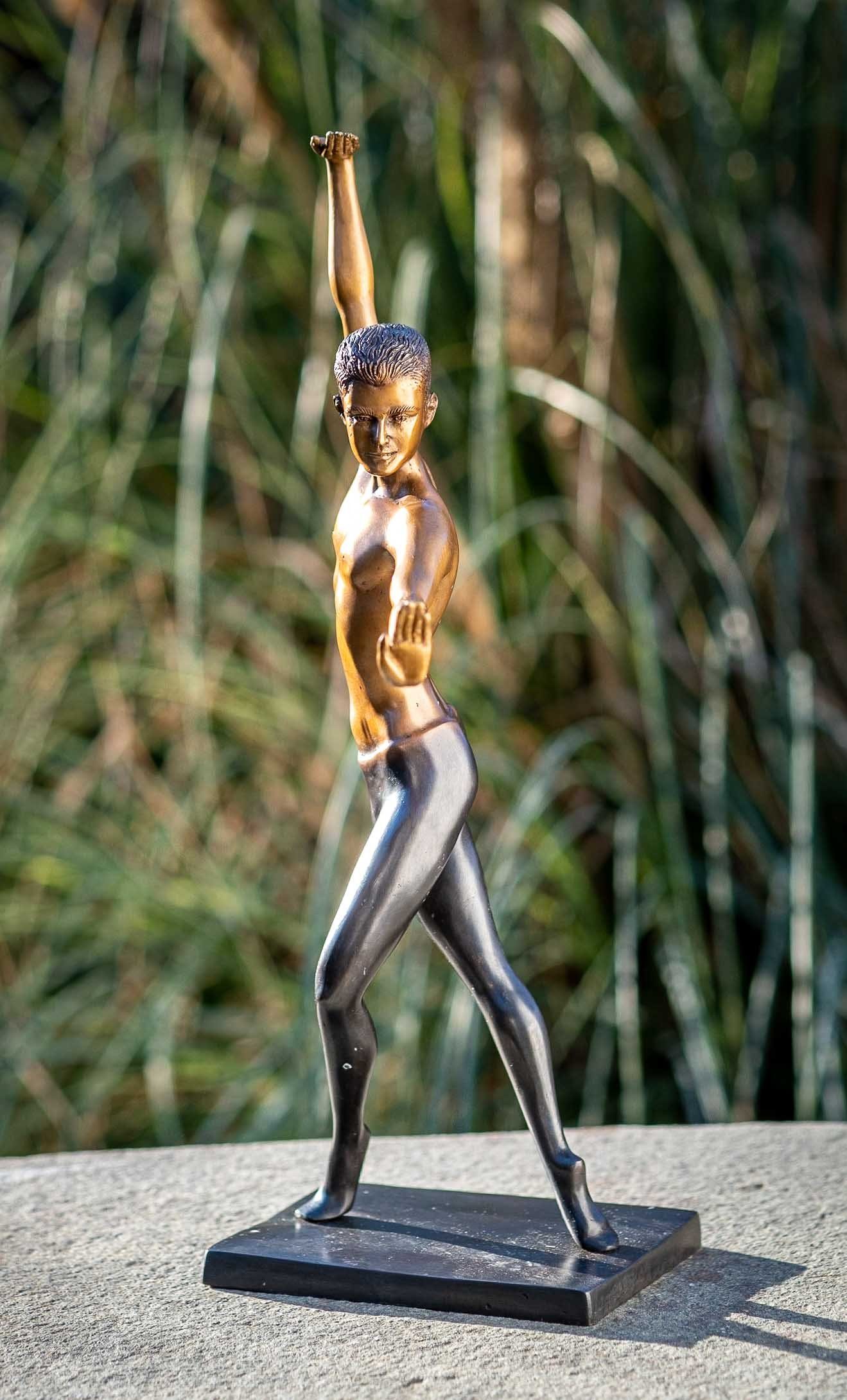 patiniert. Regen von robust – Tänzer, Bronze-Skulptur Hand in IDYL Bronze IDYL Langlebig und – Frost, – UV-Strahlung. Die Wachsausschmelzverfahren gegossen Gartenfigur sehr Modelle und werden in gegen witterungsbeständig Bronze