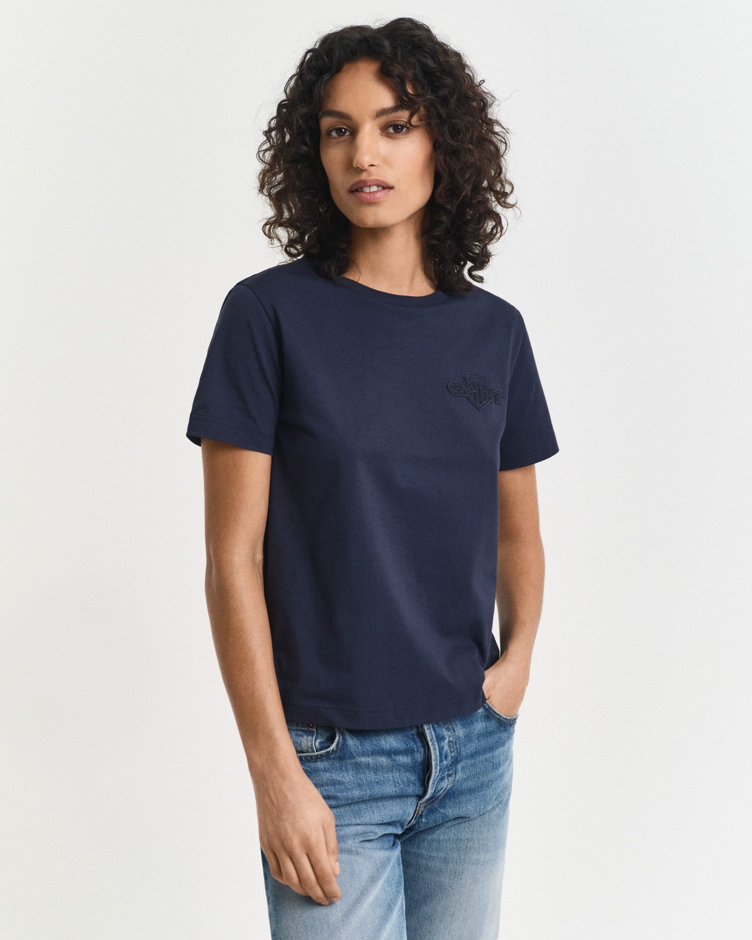 Gant T-Shirt REG TONAL SHIELD SS T-SHIRT Rundhals, Ton in Ton Stickerei günstig online kaufen
