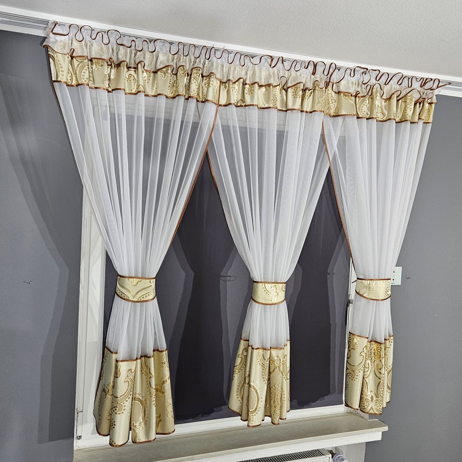 Gardinen by Justyna Vorhang 3er Gardine aus Voile Gold, Kräuselband, Lichtschutz, Fertiggardine,Blumengardine,Kräuselband,Weiß,Komplett Set,Store