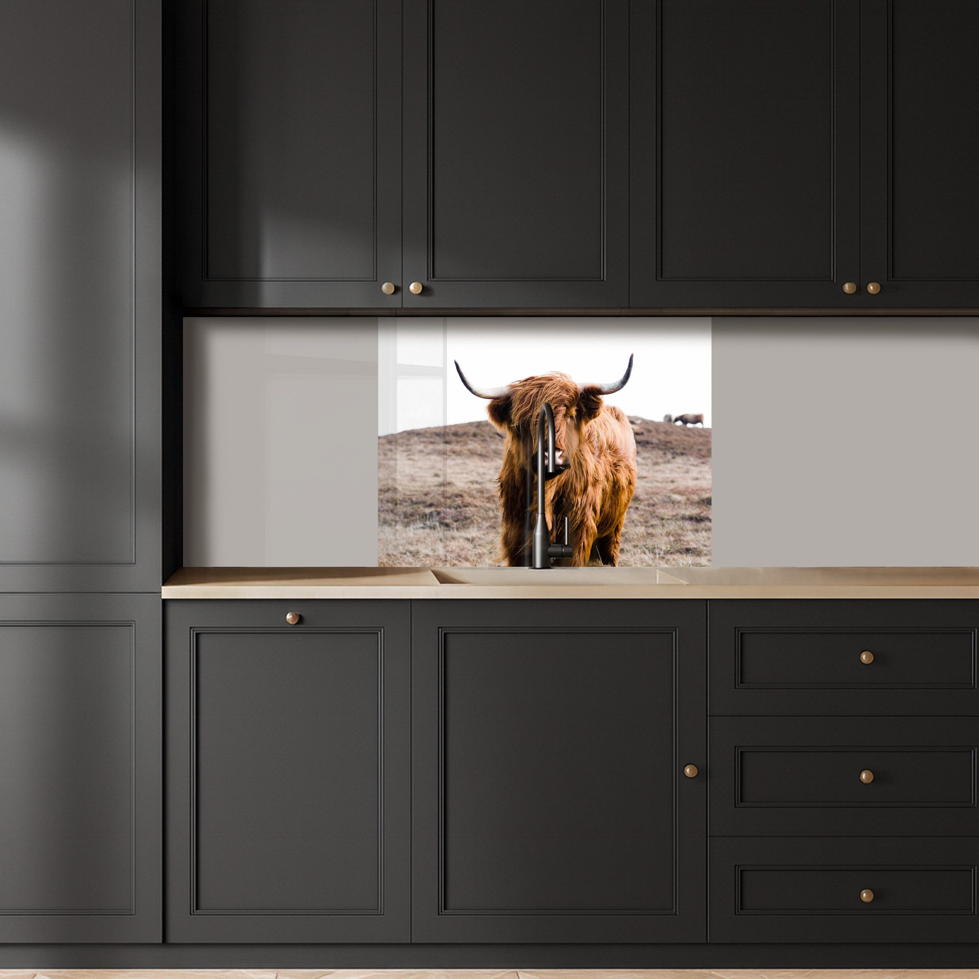 KitchenYeah Küchenrückwand selbstklebend Schottische Highlander - Landschaft - Kuh - Braun - Tier, (1-tlg), Spritzschutz, Küche, Rückwand, Küchenwand, Küchenfront, 80x60 cm