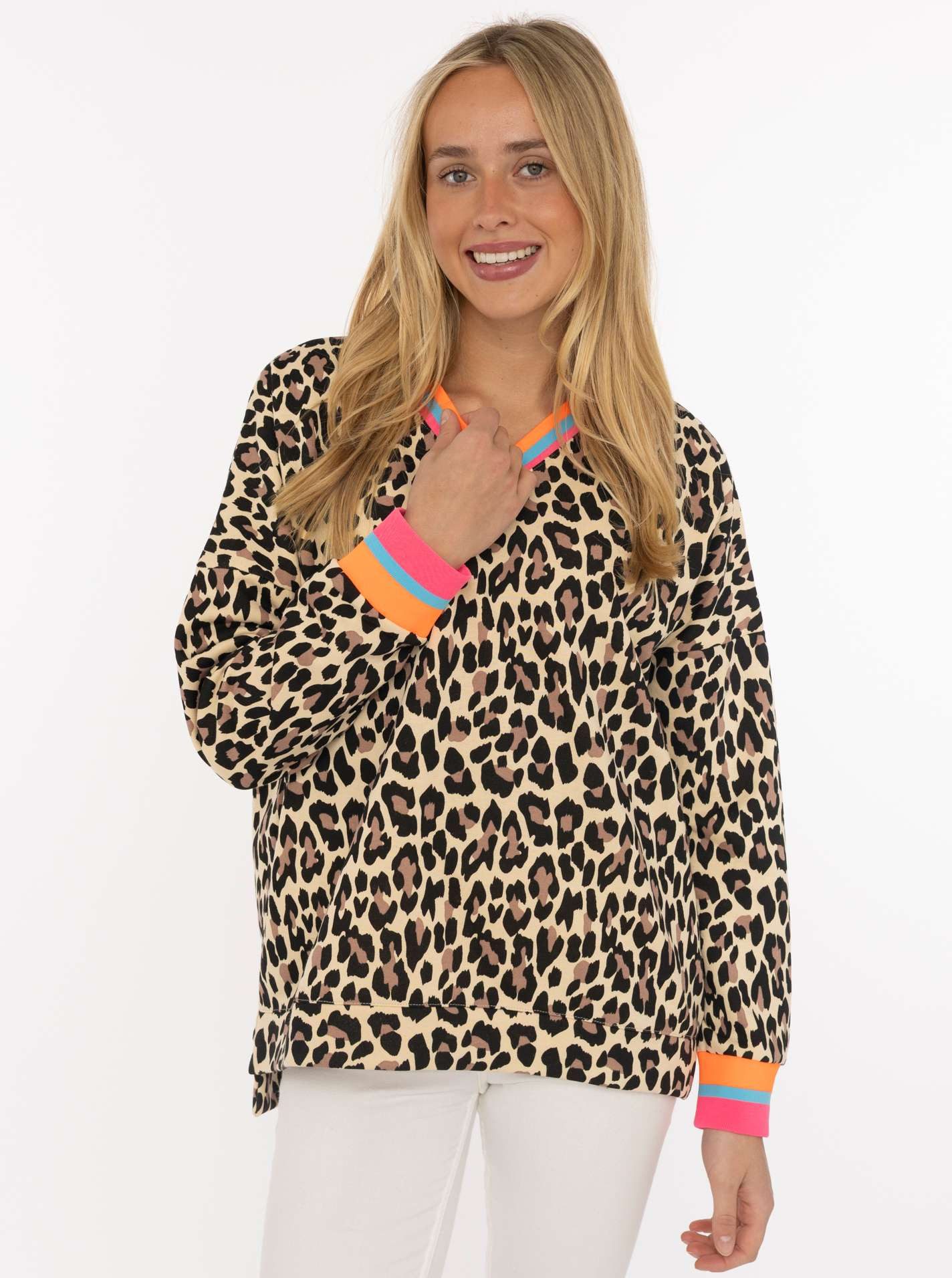 Zwillingsherz Sweatshirt "Leo Allover Neon Kante" mit trendiger Leo-Optik, Vokuhila-Schnitt und neonfarbenen Details