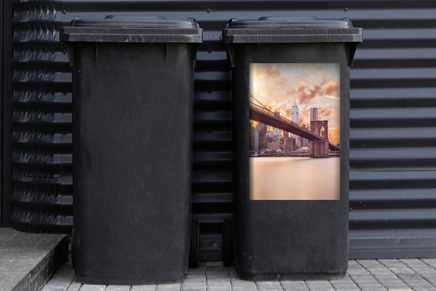 MuchoWow Wandsticker Brooklyn Bridge (1 St), und die Sticker, Container, bei New Yorker Mülltonne, Sonnenuntergang Abfalbehälter Skyline Mülleimer-aufkleber