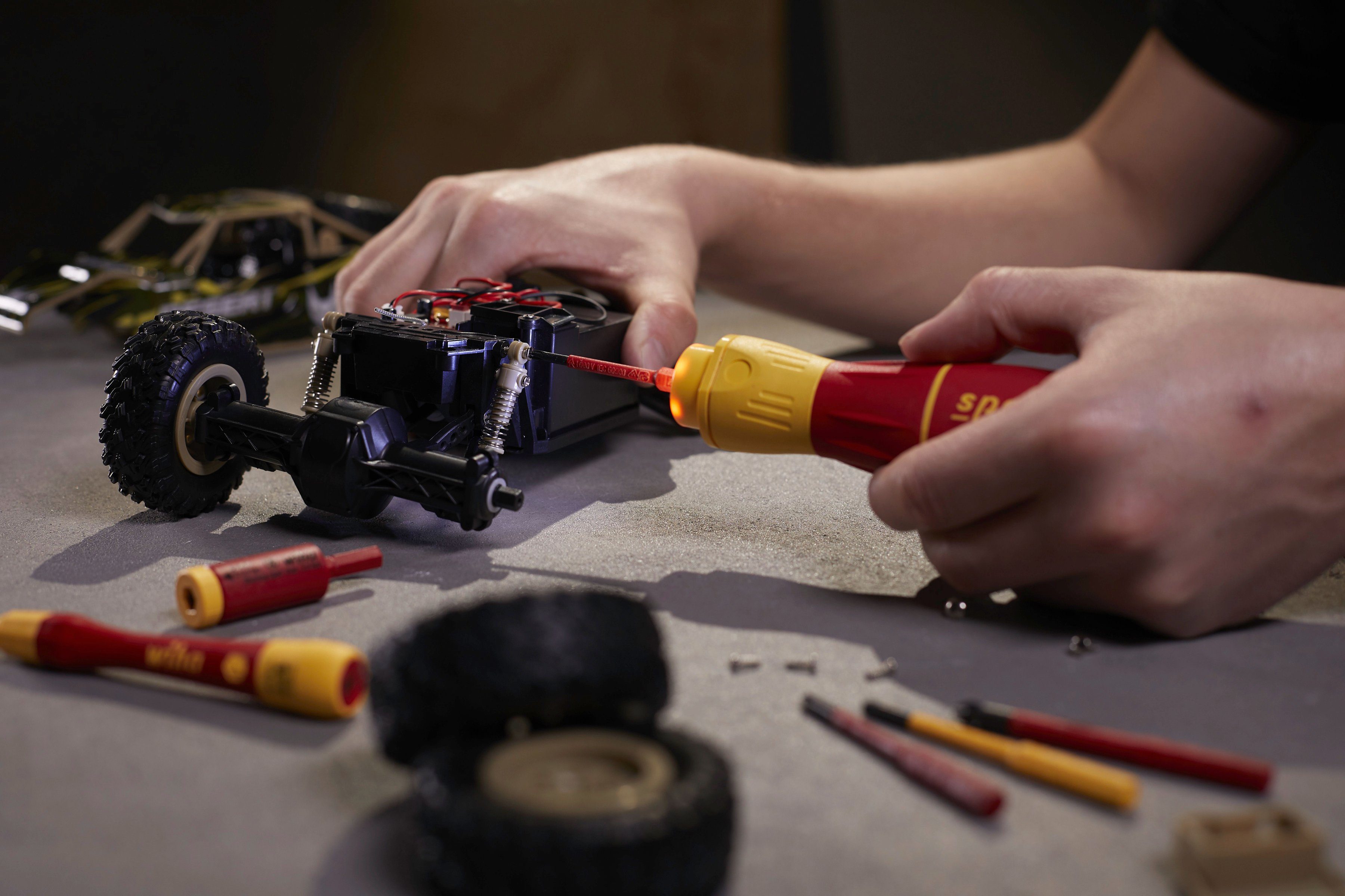 Wiha Schraubendreher Batterien mit (Set), 7-tlg. und slimBits, speedE® electric E-Schraubendreher L-Boxx (44318), in Mini II USB-Ladegerät