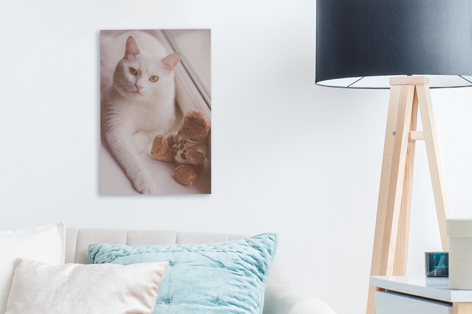OneMillionCanvasses® Leinwandbild Teddybär Weiße liegend, cm St), (1 Leinwandbild 20x30 Gemälde, bespannt Katze einem inkl. neben fertig Zackenaufhänger
