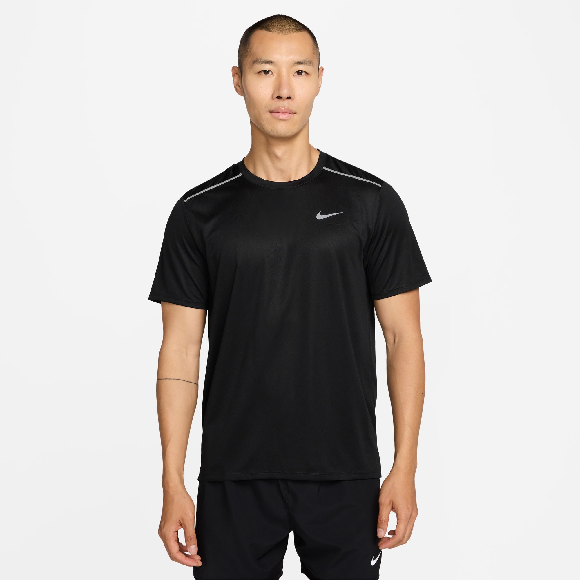 Nike Laufshirt M NK DF UV MILER SS sportlicher Schnitt, mit kurzen Ärmeln, mit reflektierenden Details