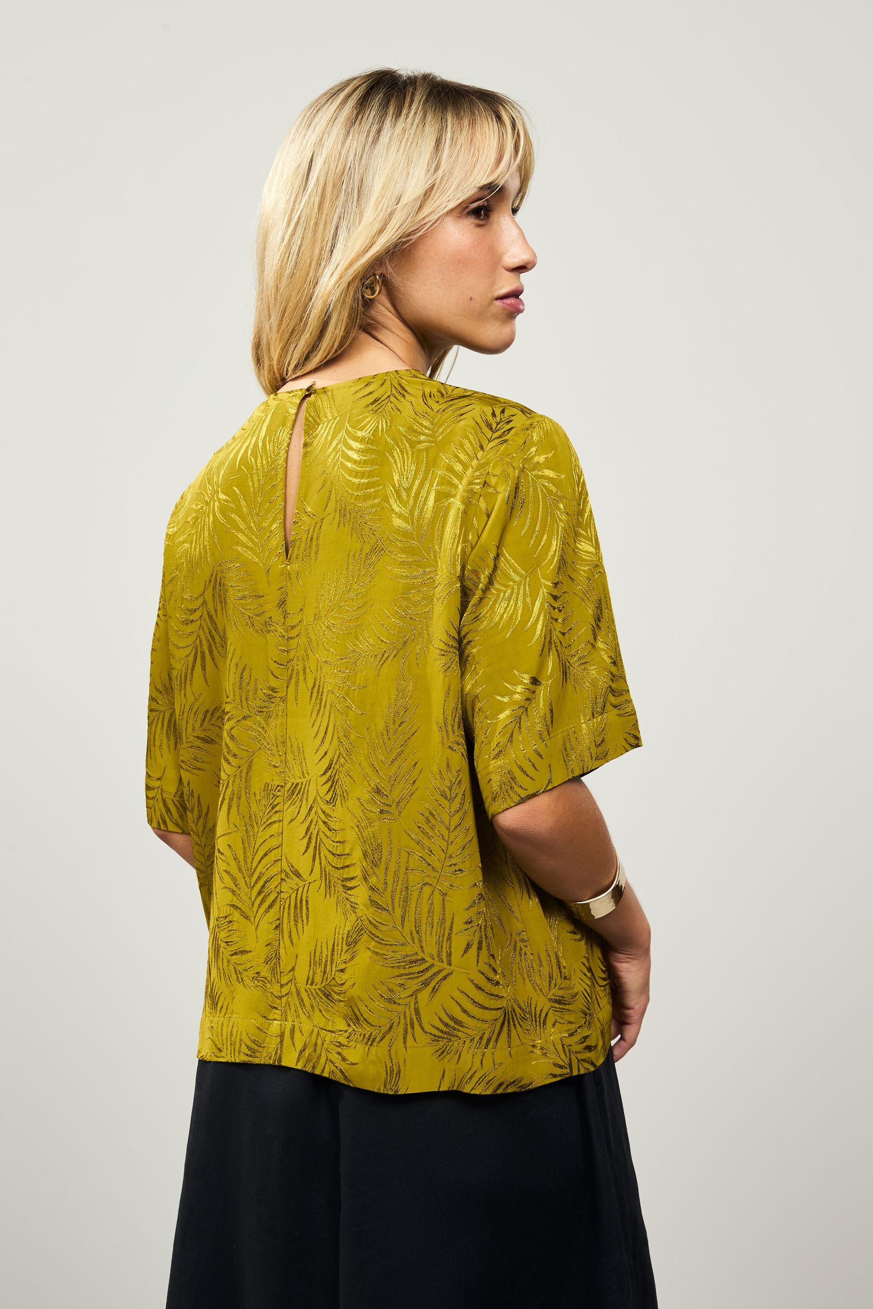 Next Shirtbluse Kastiges T-Shirt aus Jacquard-Satin mit Laubmotiv (1-tlg) günstig online kaufen