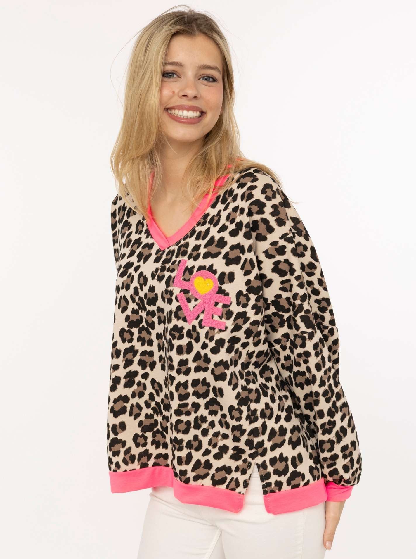 Zwillingsherz Sweatshirt "Neon Leo" V-Neck, auffälliges Leopardenmuster, Bündchen Neonfarben, LOVE Print