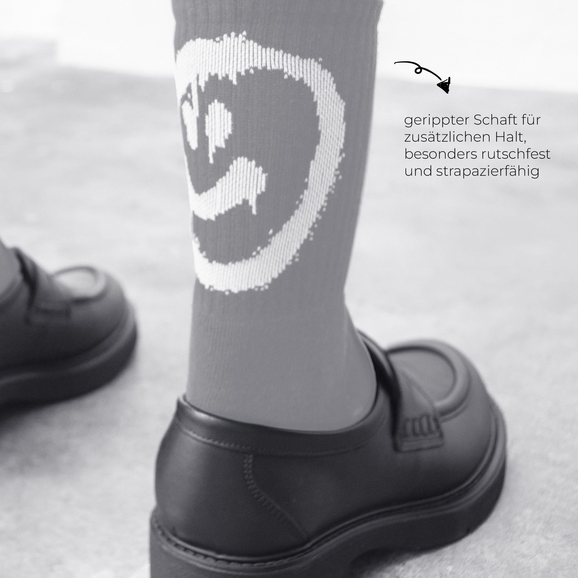 von Jungfeld Tennissocken Classic + Smiley Sportsocken Set Bio-Baumwolle (4-Paar, 4er-Pack) hohe Sportsocken für Damen & Herren, verstärkte Ferse & Sohle