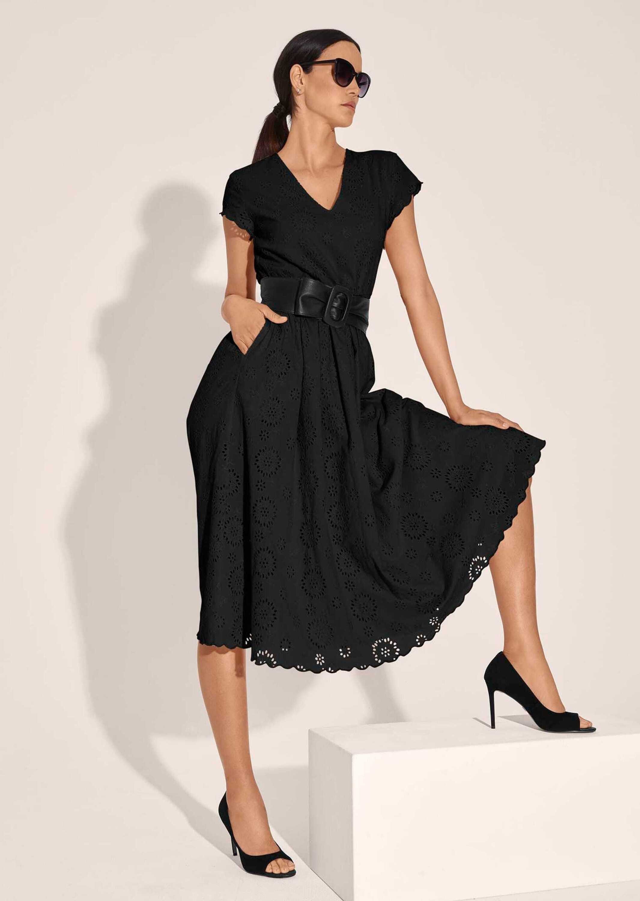 MADELEINE Maxikleid Spitzenkleid mit kurzen Ärmeln und weitem Rock