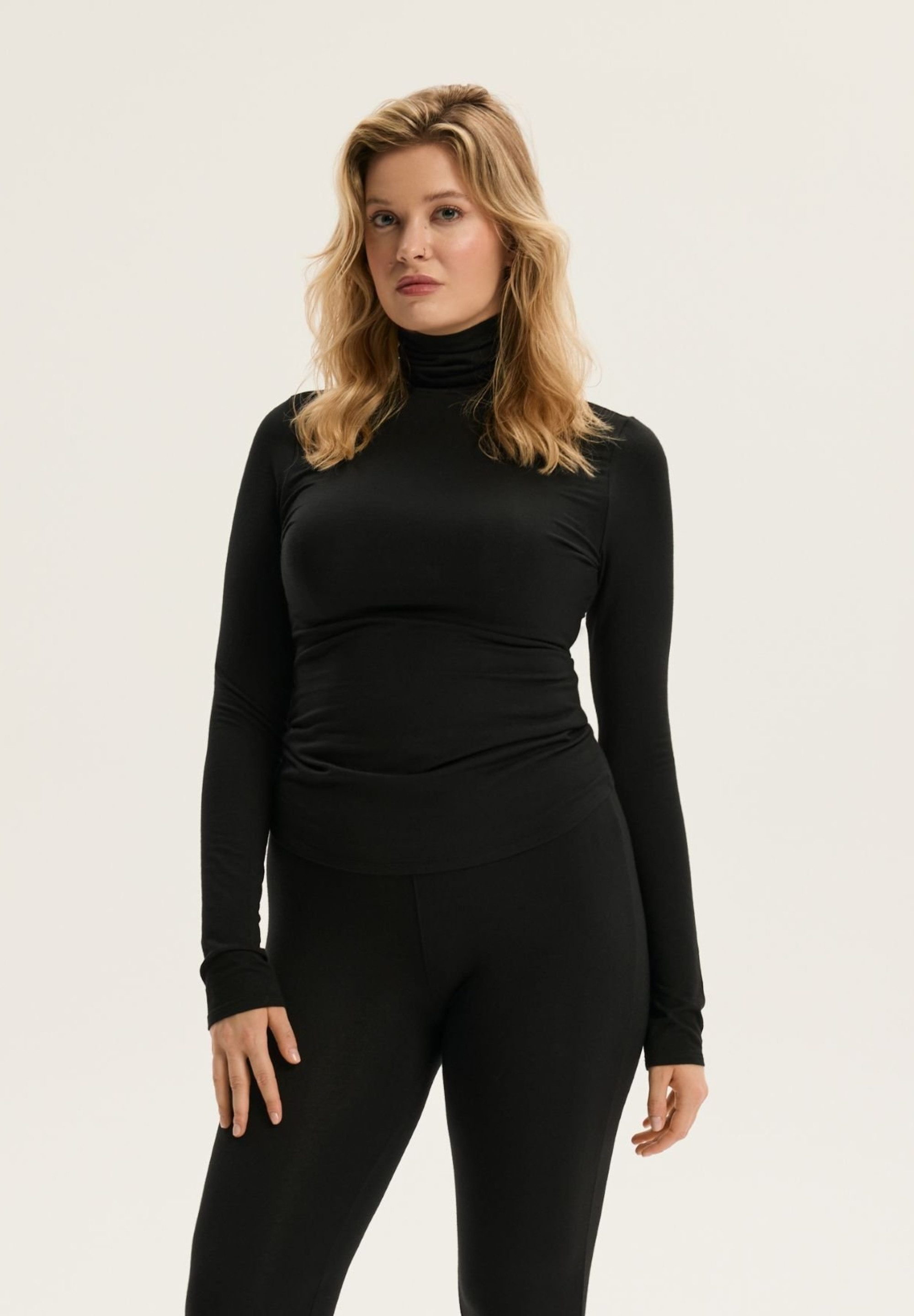 ESOTIQ Blusenshirt Figurbetontes Modal-Langarmshirt mit Rollkragen. Comodo