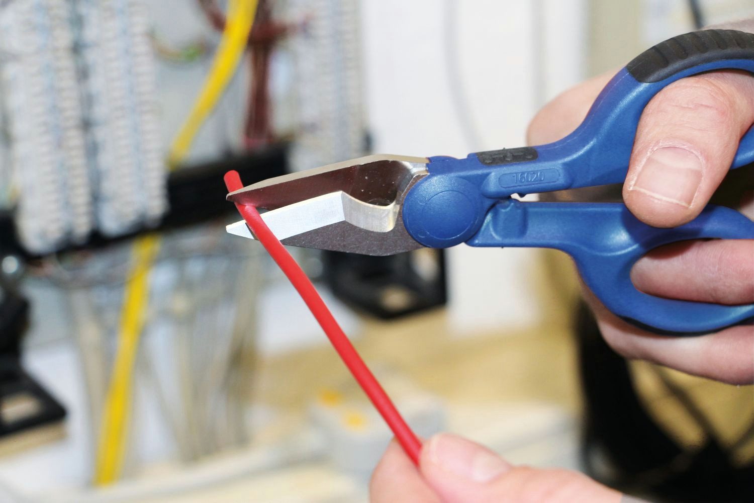 WEICON Kabelschere No. 35, mit 2K-Griff inkl. Abisolier- und Crimpfunktion, 0,5 - 4 mm², TÜV-zertifiziert