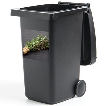 MuchoWow Wandsticker Thymian - Kräuter - Grün - Tisch - Küche - Stein (1 St), Mülleimer-aufkleber, Mülltonne, Sticker, Container, Abfalbehälter
