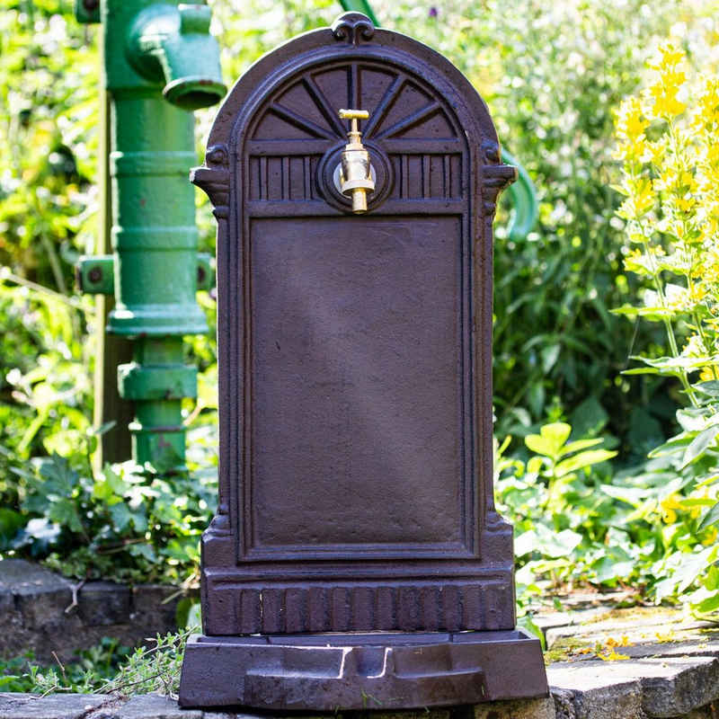 Antikas Wasserspeier Standbrunnen mit Wasserhahn, Eisen in Braun, wie antik, Gartenbrunnen