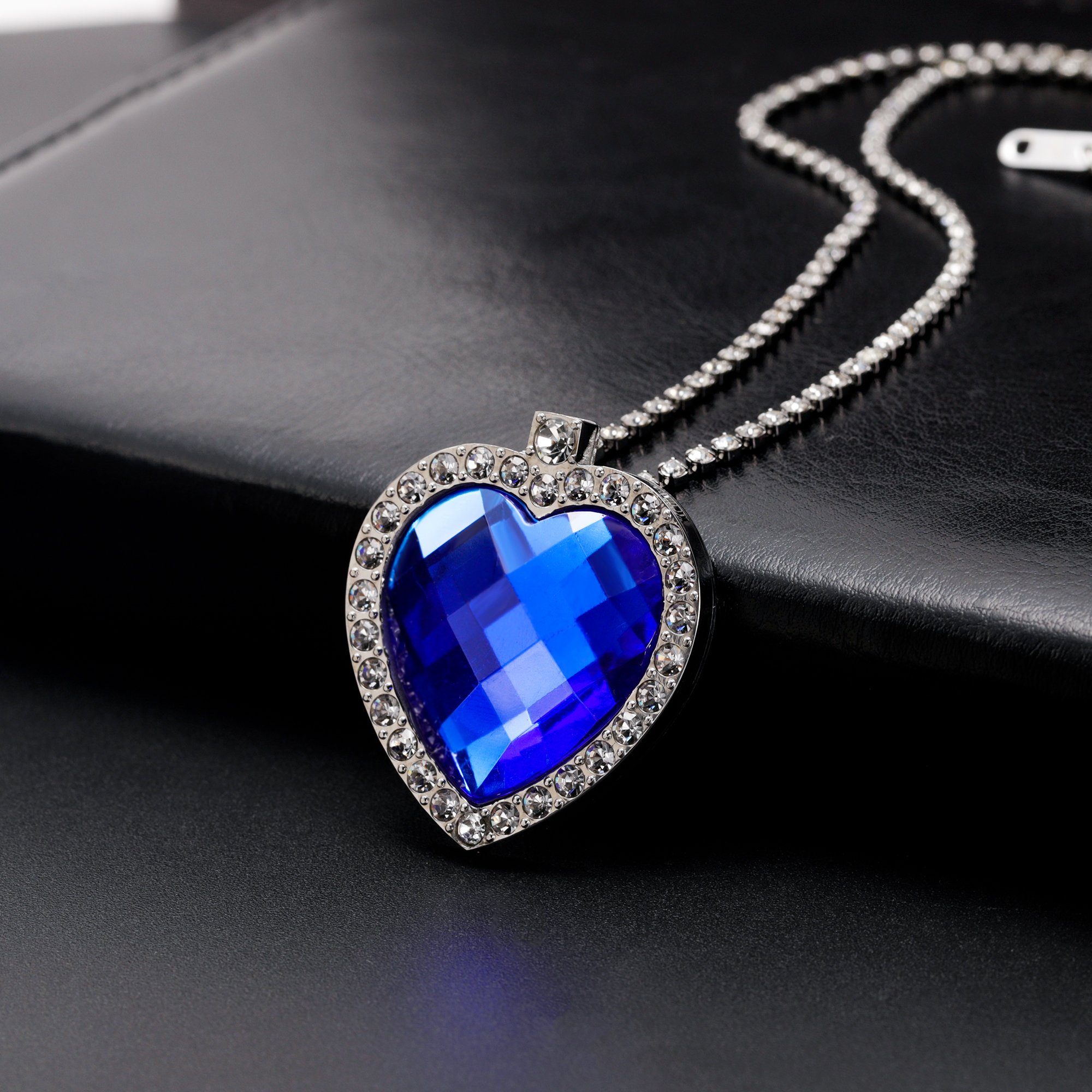 Kim Johanson Kette mit Anhänger Herz des Ozeans, aus Edelstahl, mit blauem Kristall-Herzanhänger