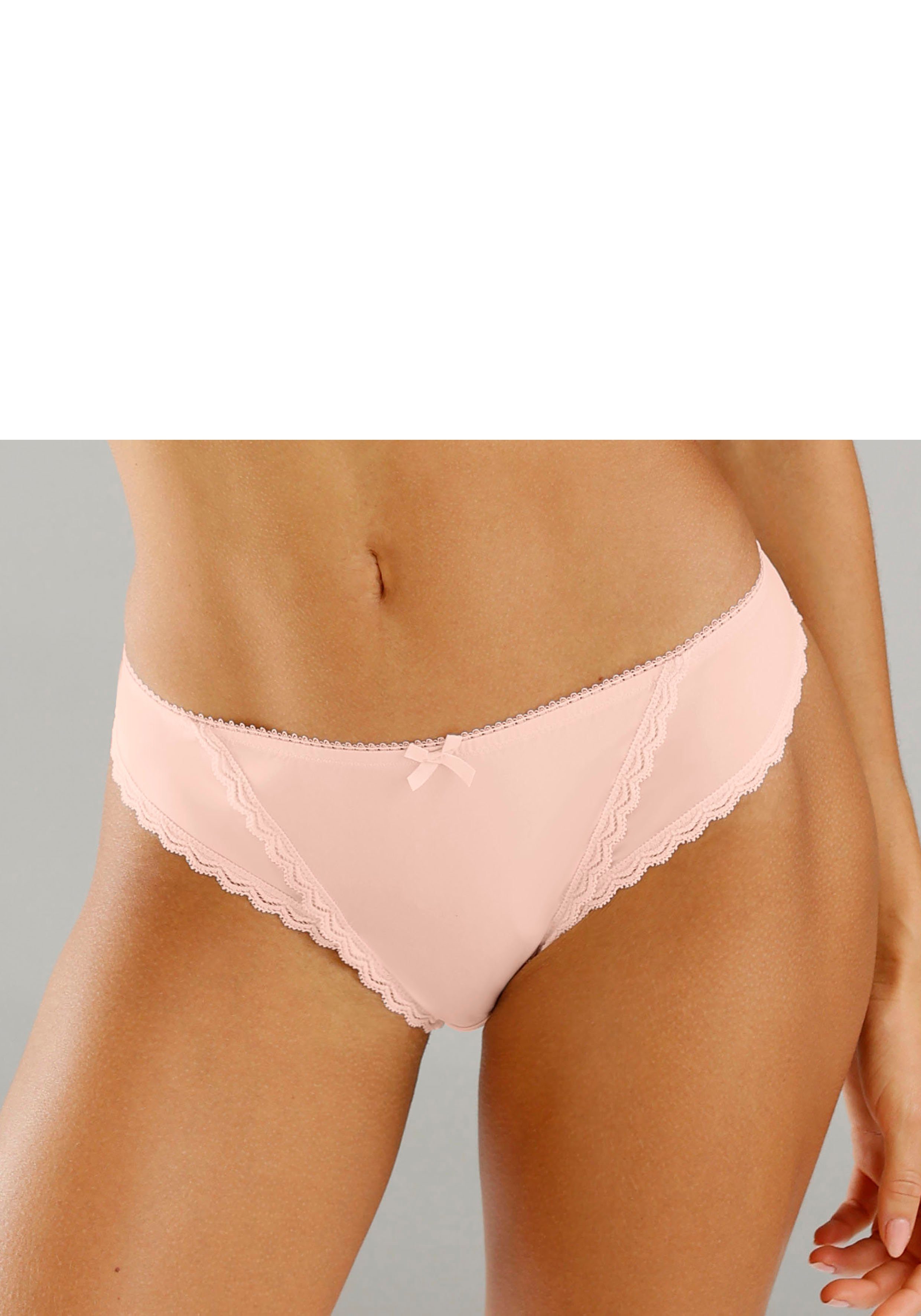 s.Oliver String Camille mit feiner Spitzenborte. € 19,99