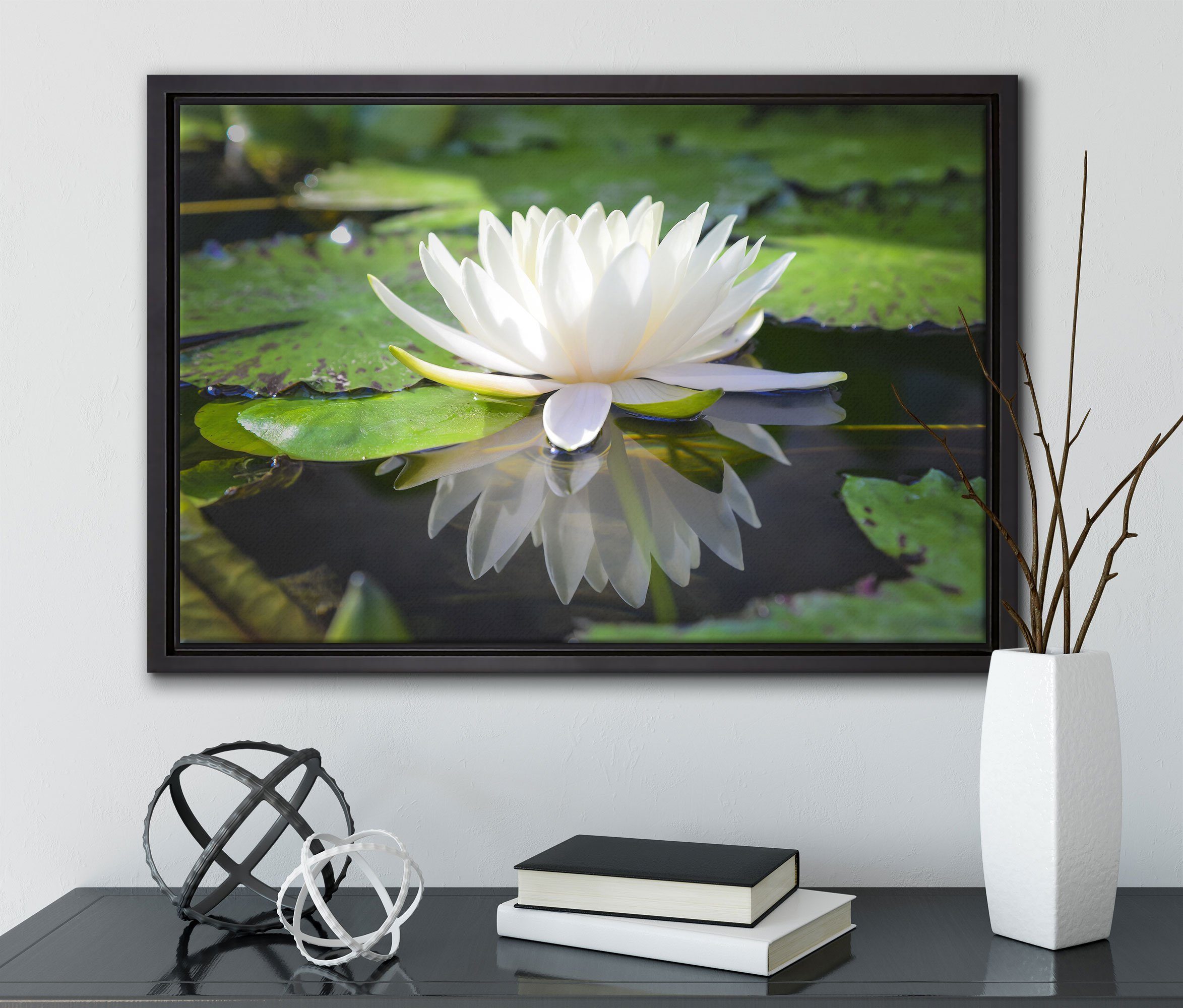 Pixxprint Leinwandbild Weiße Lotusblume im in Wanddekoration Zackenaufhänger Wasser, bespannt, einem Leinwandbild gefasst, Schattenfugen-Bilderrahmen (1 inkl. fertig St)
