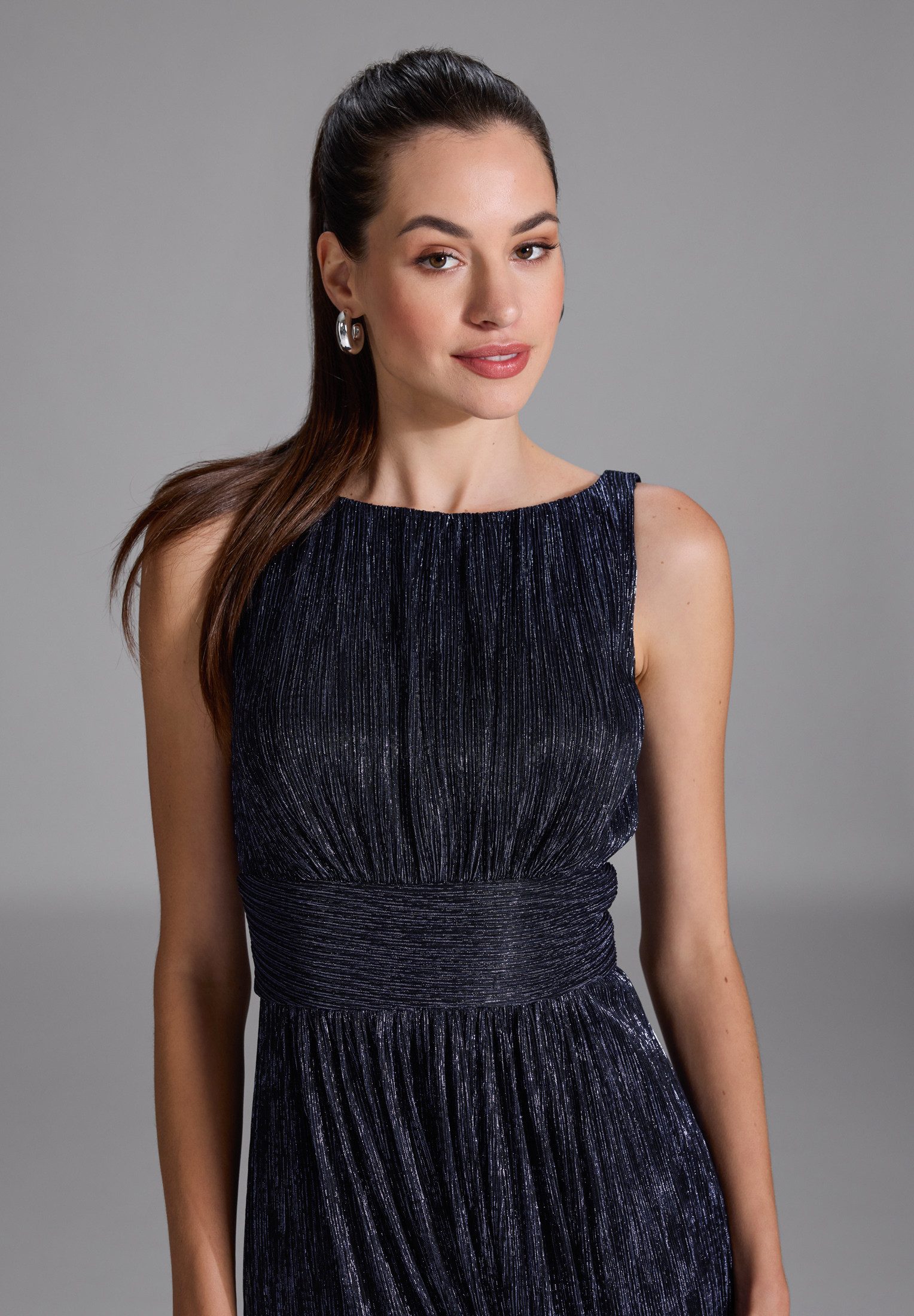 SWING Cocktailkleid - Plissiertes Metallickleid mit Taillenpasse Taillierter Schnitt mit ausgestelltem Rockteil