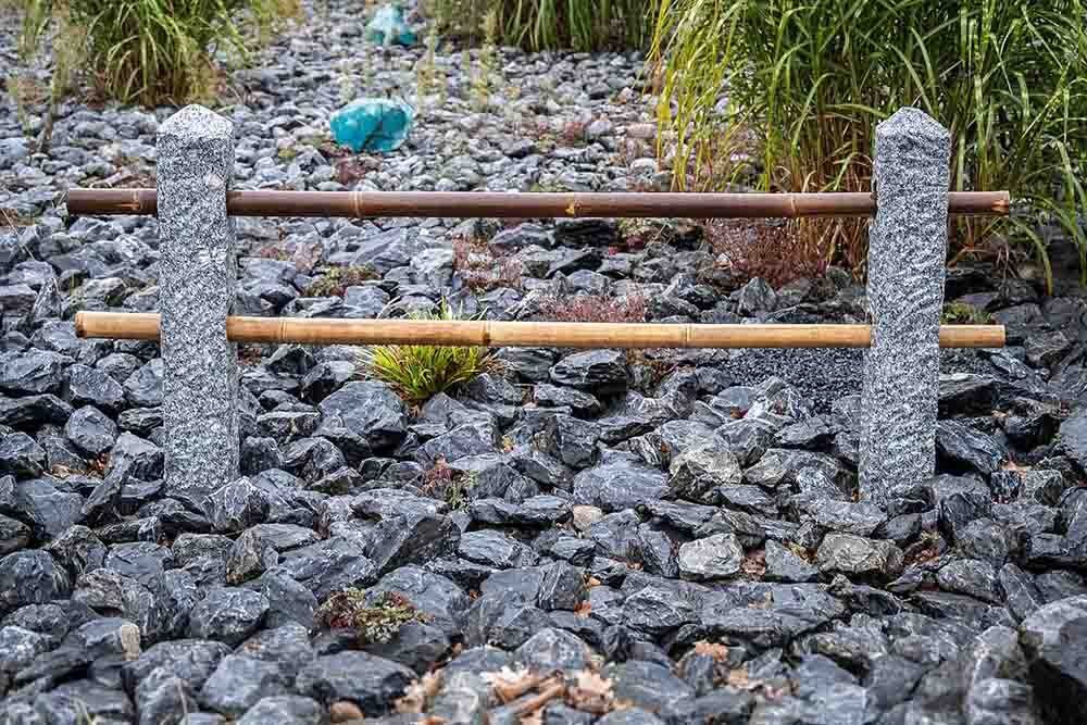 IDYL Gartenfigur IDYL und ein – Granit 8 robust – Granit-Zaunpfahl sehr – Frost, Naturprodukt zwei Bohrungen UV-Strahlung. cm, Regen mit gegen witterungsbeständig