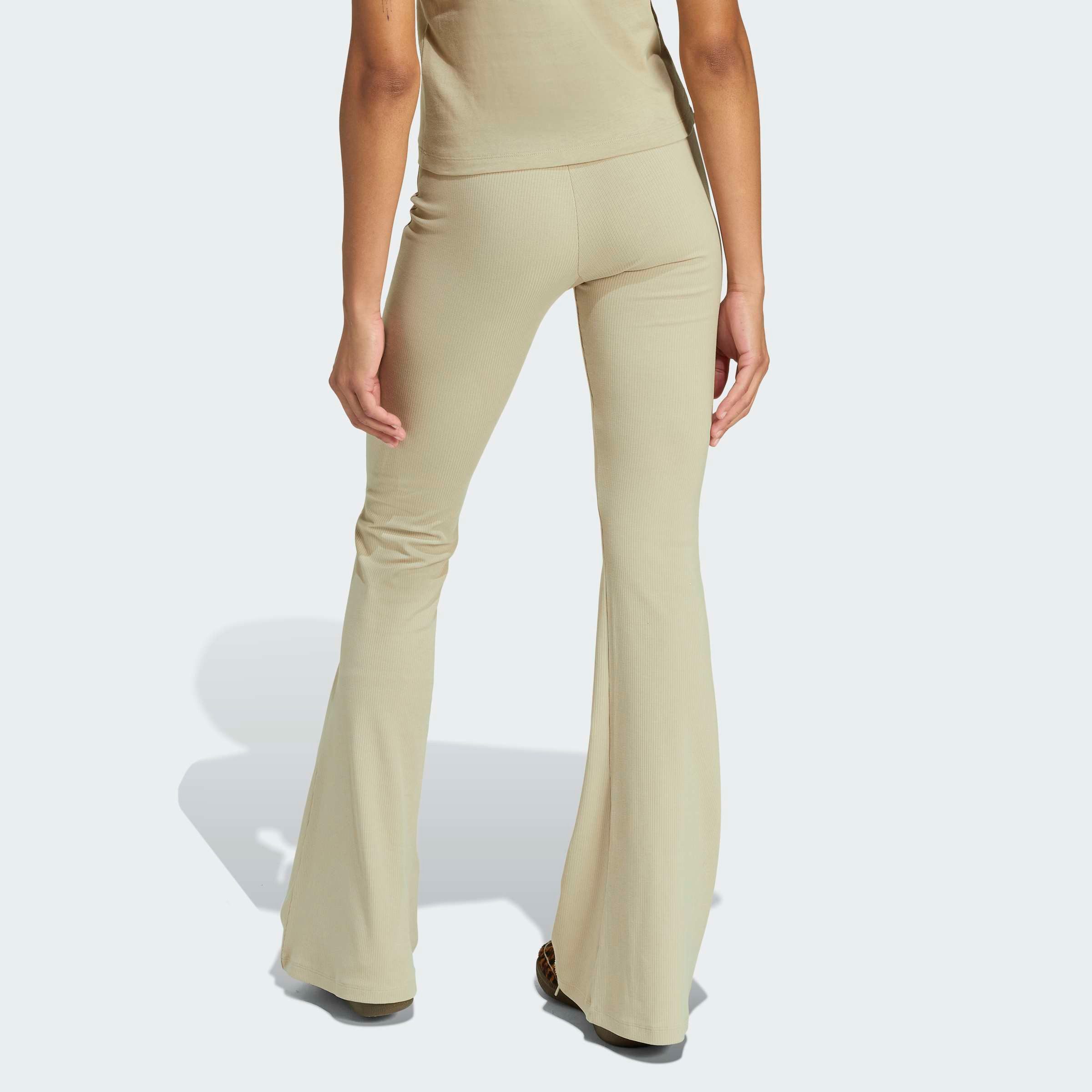 adidas Originals Leggings ESS FL LEGGINGS mit ausgestelltem Bein, in Ripp-Optik, eng anliegende Passform