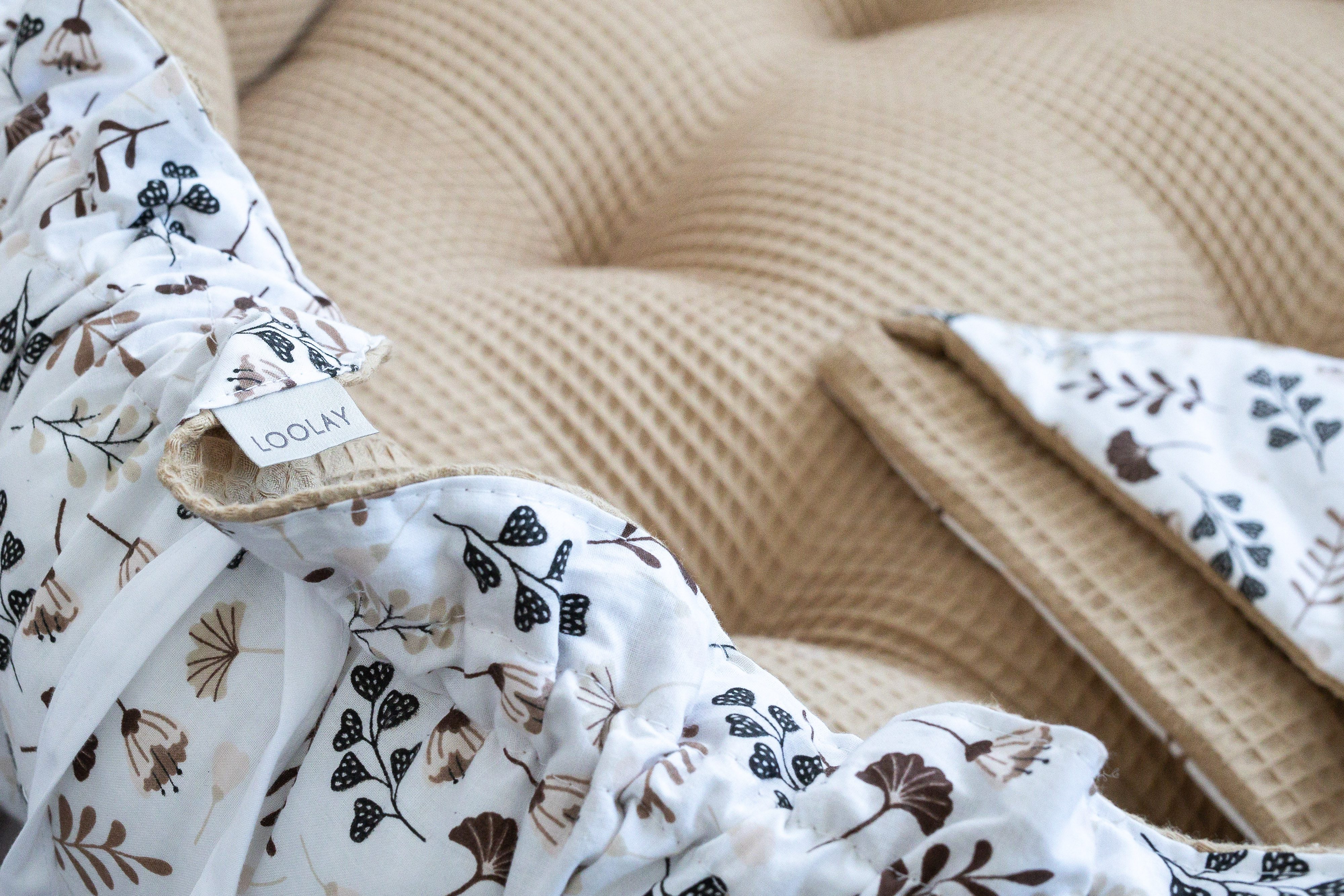 Loolay Baby-Reisebett Zweiseitig ENGELSNEST XXL Premium WAFFELPIQUE + Decke + Kissen, 2-tlg., Babynest TAUPE Beige/ BLUMEN BRAUN Baumwolle Krabbeldecke