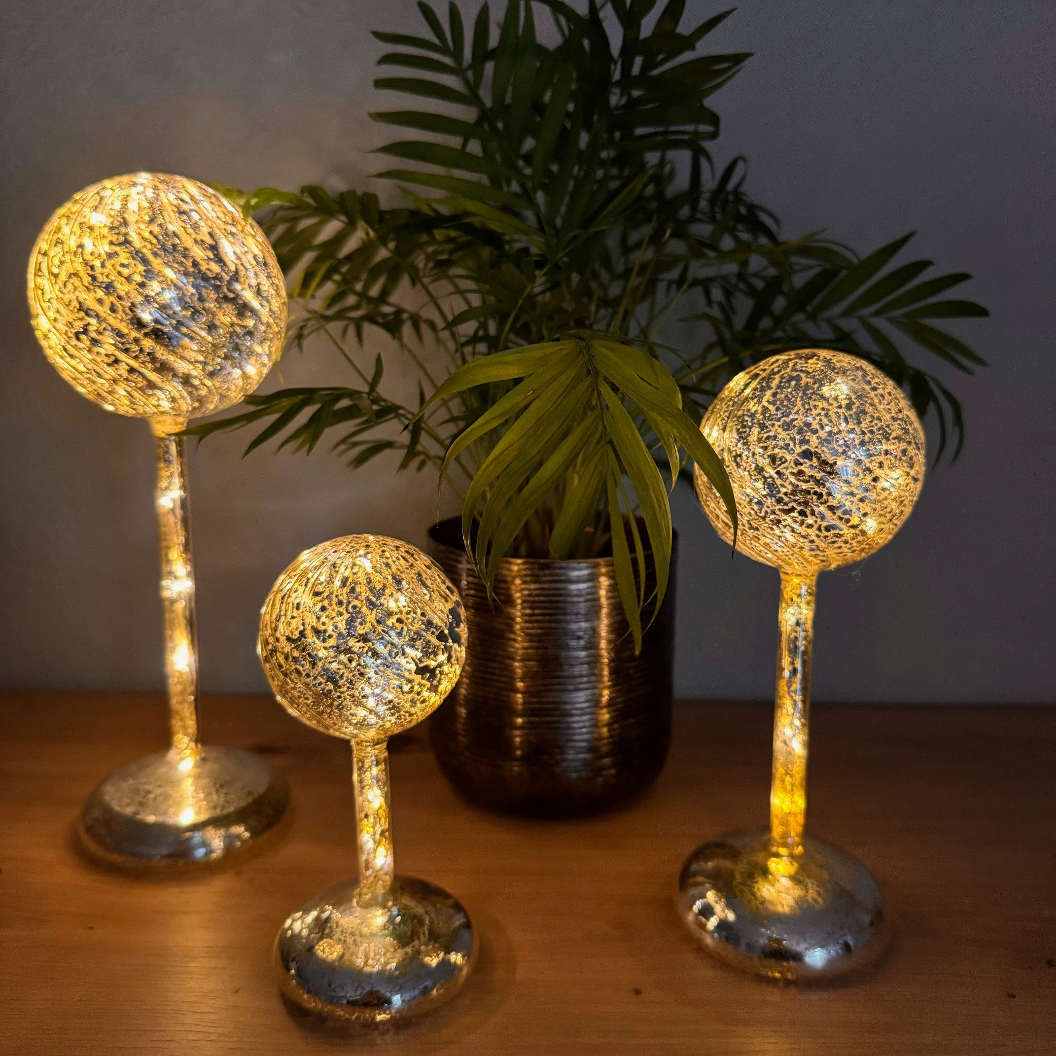 Online-Fuchs LED Dekolicht - 3 Glaskugeln mit Standfuß, LED-Lichterkette un günstig online kaufen