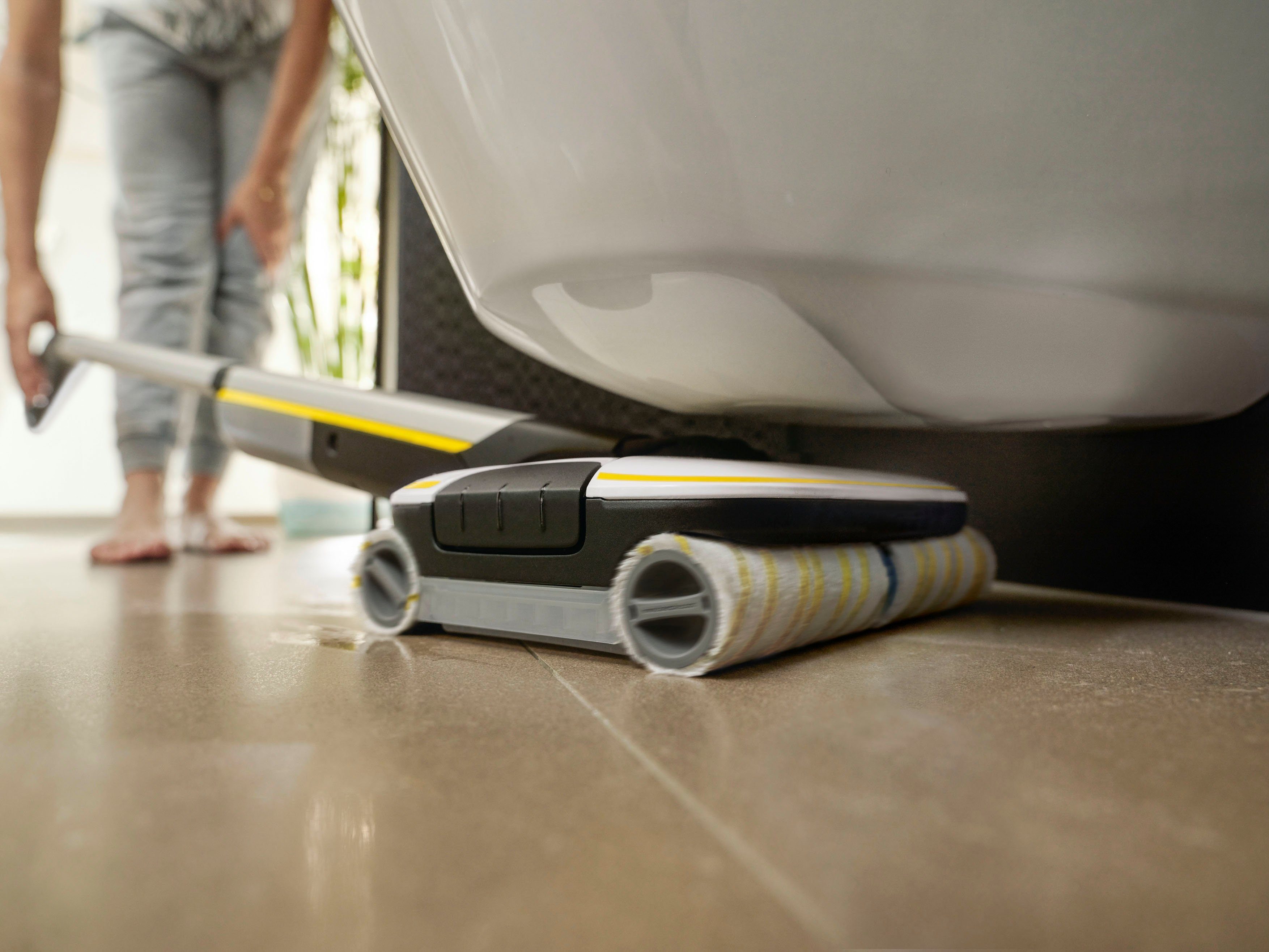 KÄRCHER Hartbodenreiniger FC 7 CORDLESS, kabelloser Bodenreiniger mit 4 rotierenden Mikrofaserwalzen – Bild 5 von 5