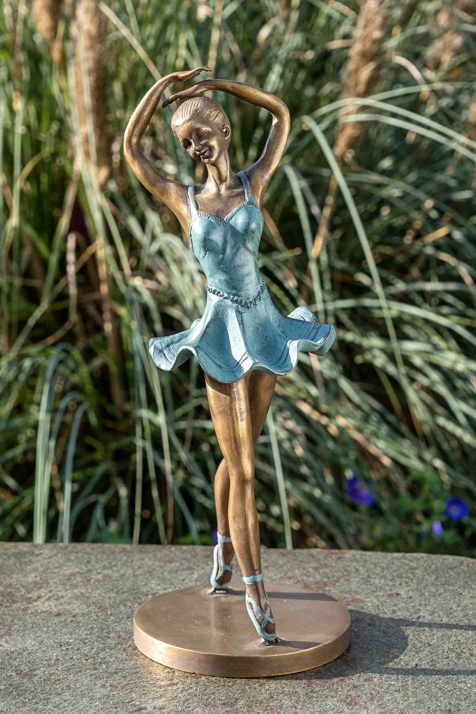 Gartenfigur IDYL Bronze-Skulptur Tanzendes Mädchen, Bronze – sehr robust – Langlebig – witterungsbeständig gegen Frost, Regen und UV-Strahlung. Die Modelle werden in Wachsausschmelzverfahren in Bronze gegossen und von Hand patiniert.